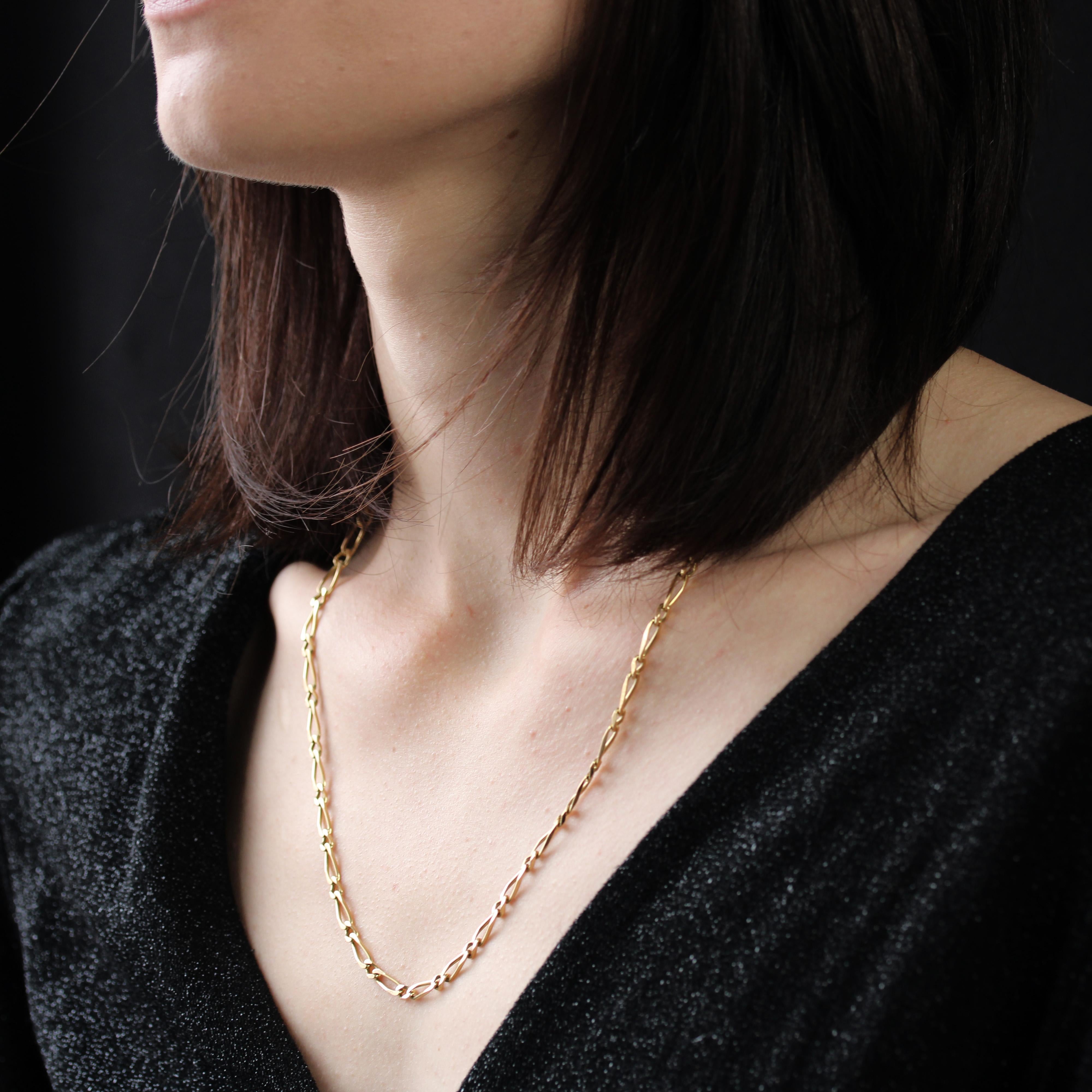 Chain in 18 karat yellow gold, eagle head hallmark.
Type of mesh : curb chain link with rectangular links alternating with 1 swatch.
Dimensions :
Length : 54 cm approximately.
Width : 3.3 mm approximately.
Thickness : 1.1 mm approximately.
Clasp :