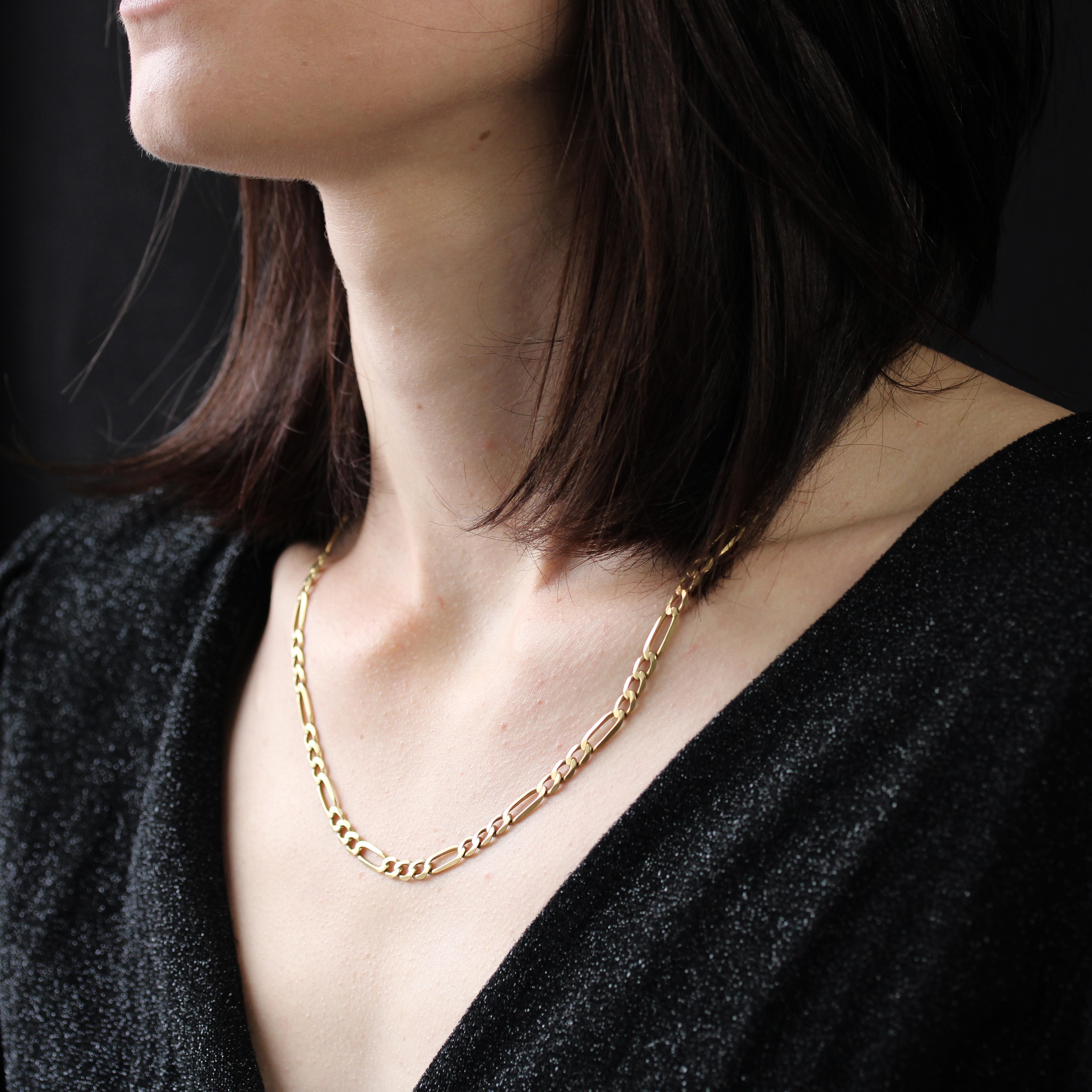 Chain in 18 karat yellow gold, eagle head hallmark.
Type of mesh : flat curb chain link with rectangular links alternating with 3 swirls.
Dimensions :
Length : 52 cm approximately.
Width : 4.8 mm approximately.
Thickness : 1.1 mm