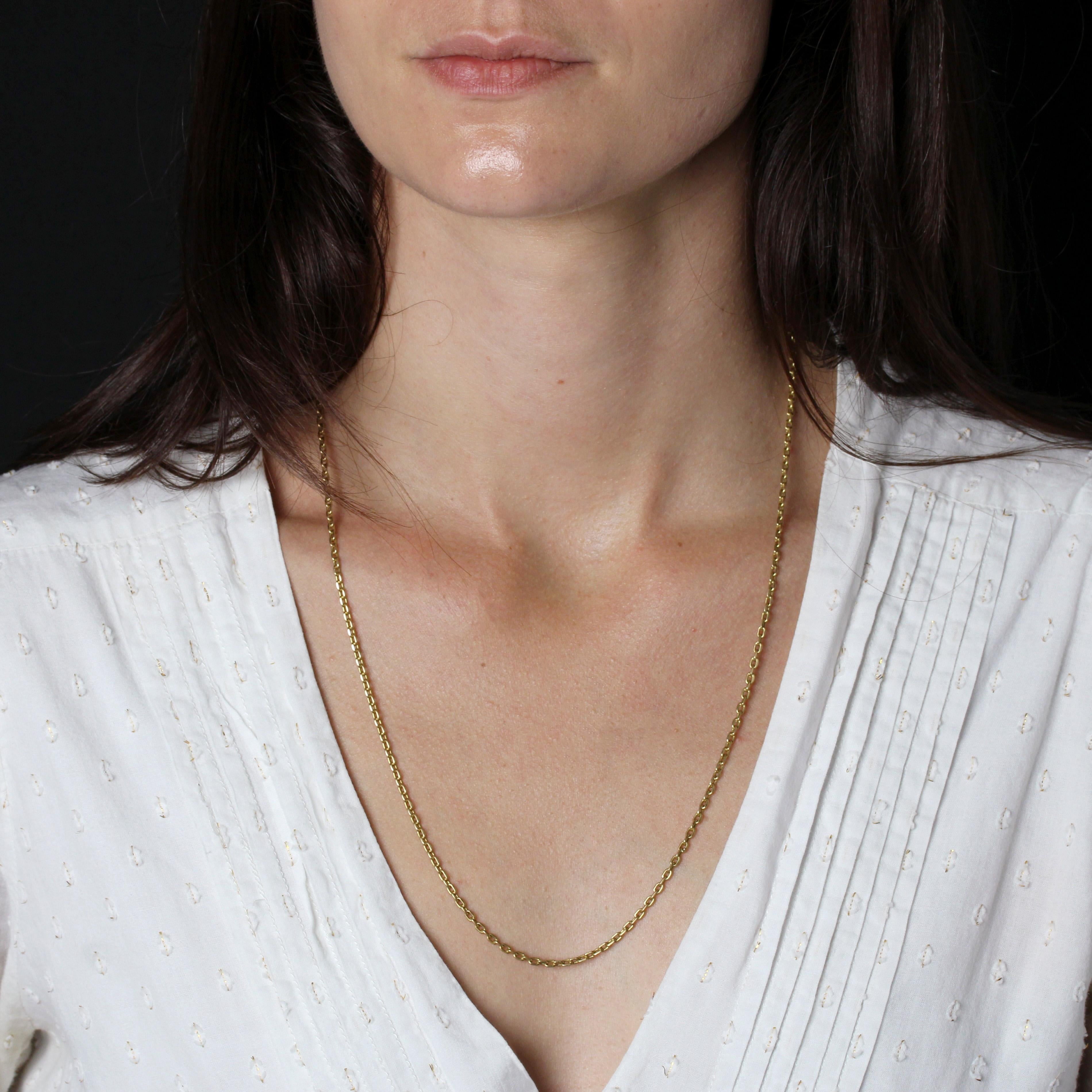 Chain in 18 karat yellow gold.
The chain is made of filed convict mesh, and the clasp is a spring ring.
Length : 59.5 cm approximately, width : 2.3 mm approximately.
Total weight of the jewel : 12,5 g approximately.
Second-hand gold chain - Very
