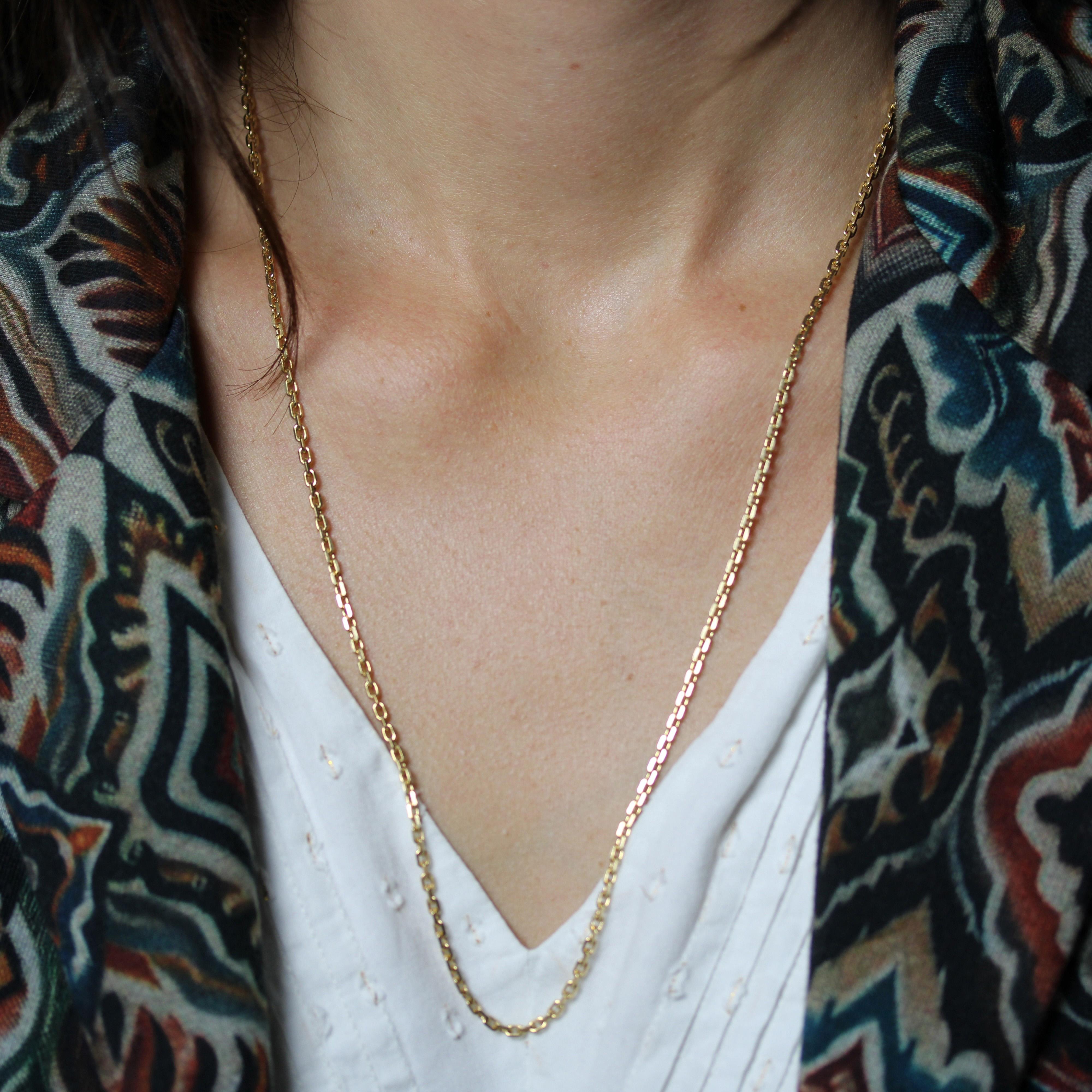 Chaîne en or jaune 18 carats, poinçon tête d'aigle.
Type de chaîne : maillon de chaîne classé.
Dimensions :
Longueur : 61 cm environ.
Largeur : 2,5 mm environ.
Fermeture : anneau à ressort.
Poids : 15,2 g environ.

Spécialisés dans les bijoux