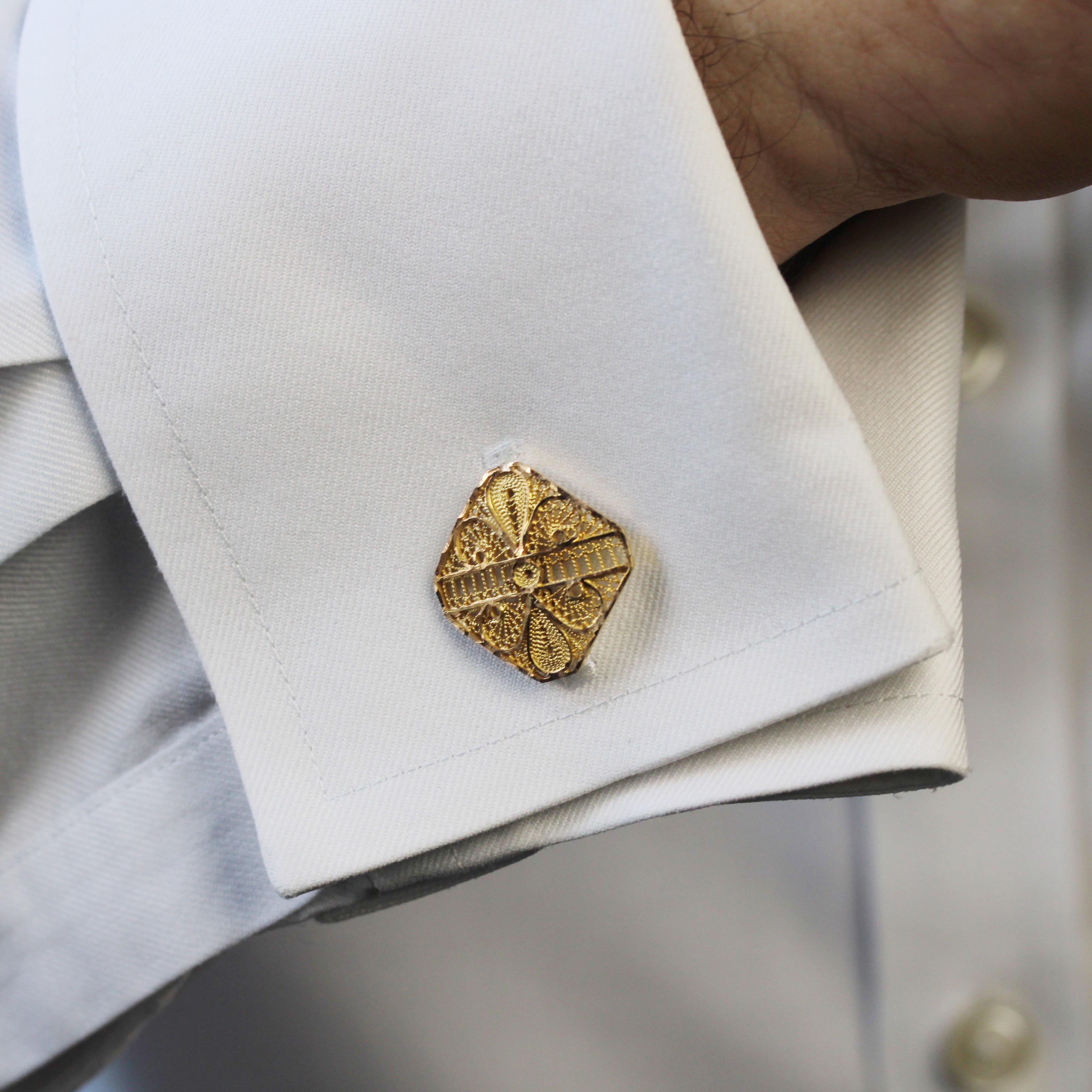 Cufflinks in 18 karat yellow gold.
Each gold cufflink is square, openwork filigree, held to its attachment in the form of shuttle of the same decoration, by small rings.
Height : 16.3 mm, width : 16.1 mm, thickness : 1.3 mm, height of the shuttle :