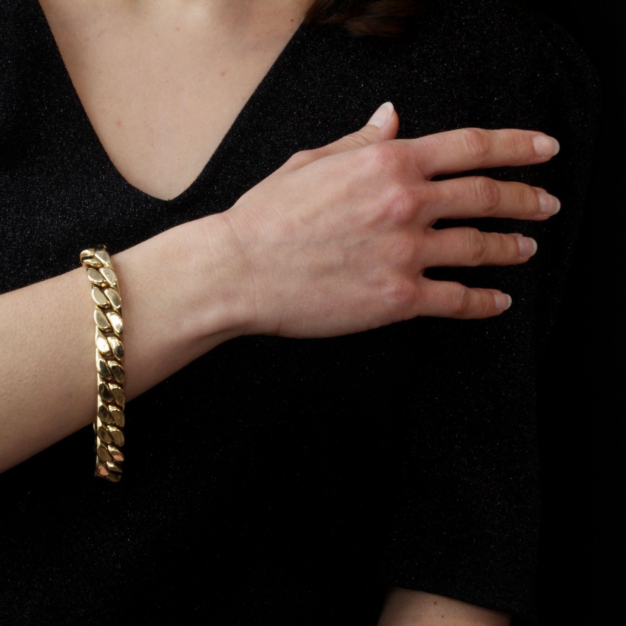 Bracelet in 18 karat yellow gold.
This second- hand gold bracelet is formed of a large flattened curb chain. The clasp is ratchet with two safety 