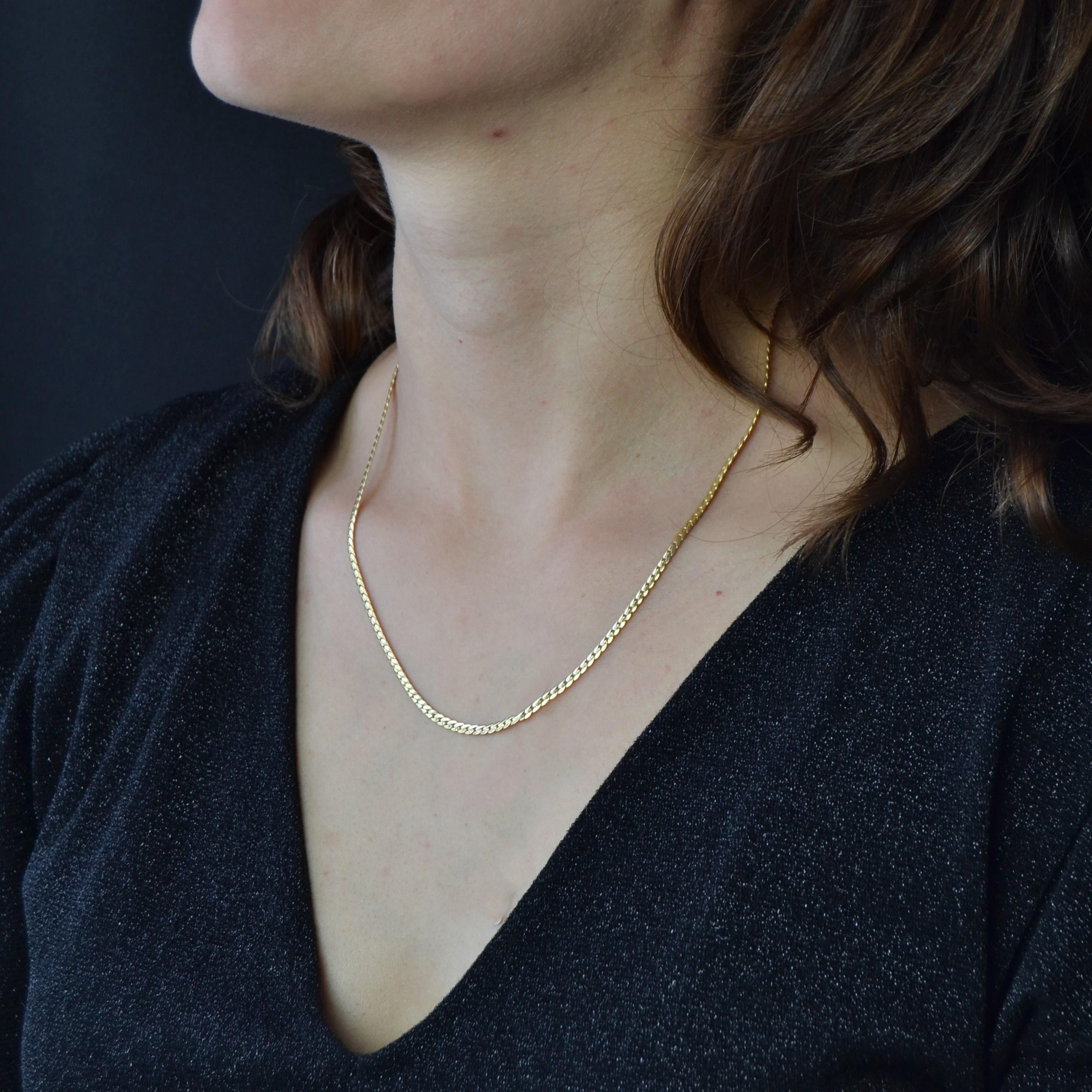 Kette aus 18 Karat Gelbgold, Eulenpunze.
Typ Masche: Flachkranzkettengeflecht.
Abmessungen:
Länge: ca. 46,5 cm.
Breite: ca. 2,6 mm.
Verschluss: Karabinerhaken.
Gewicht: ca. 12,4 g.

Wir sind seit 1975 auf antiken Schmuck und Schmuckkreationen