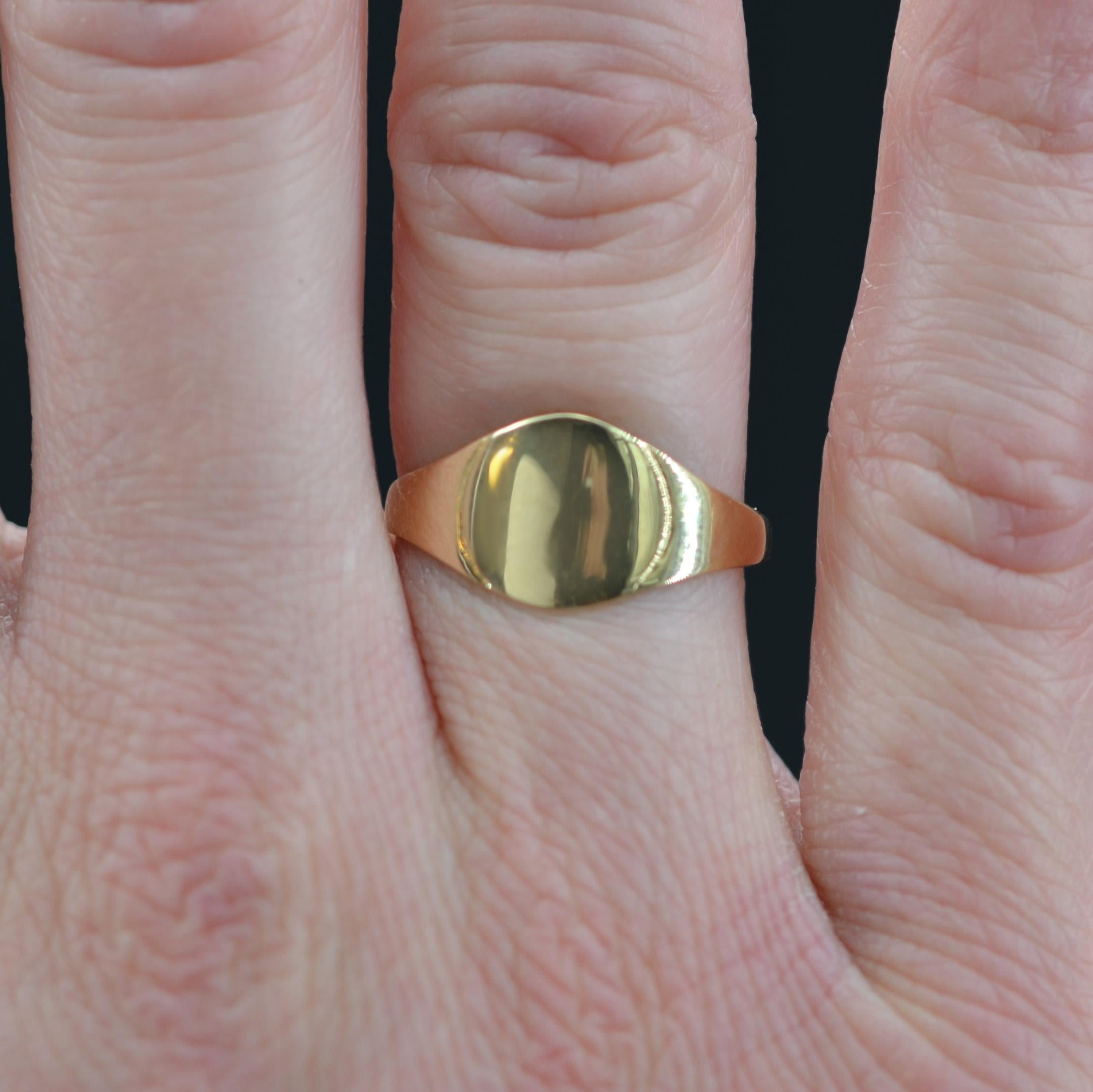Modern 18 Karat Yellow Gold Flat Ring For Sale 1