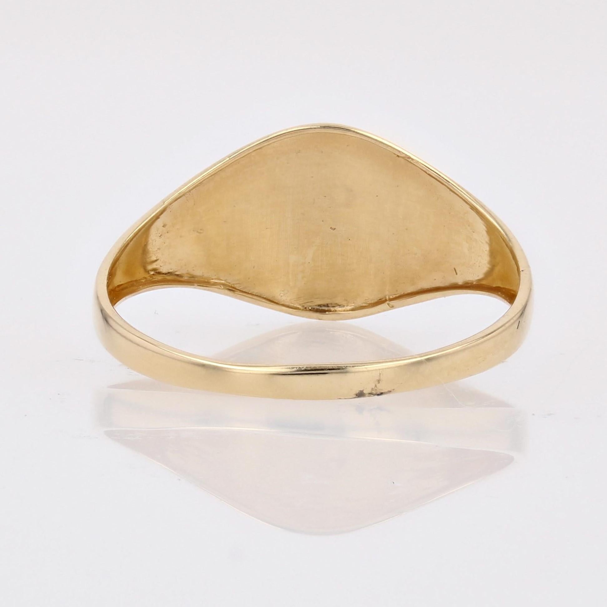 Modern 18 Karat Yellow Gold Flat Ring For Sale 2