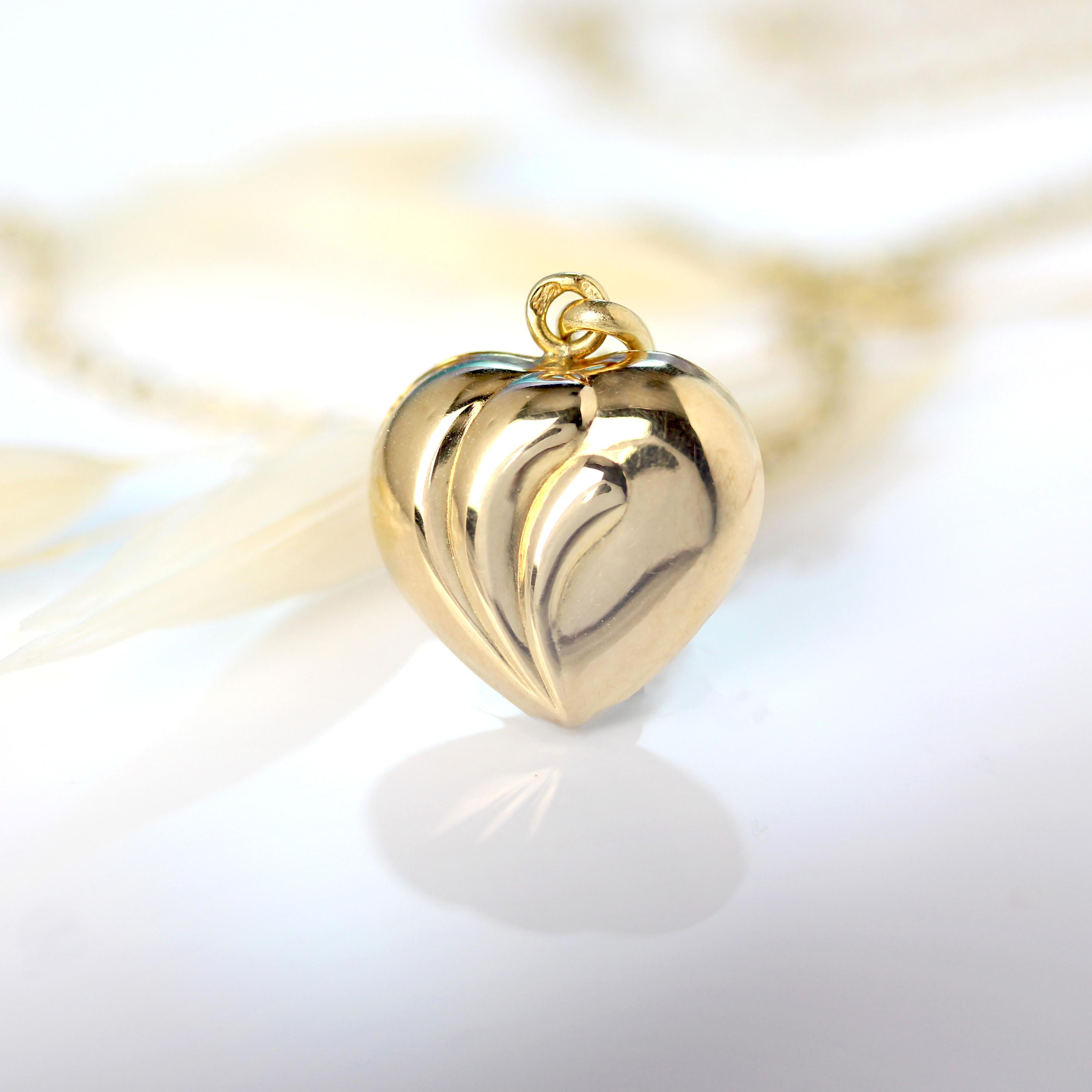 Moderne Pendentif moderne en or jaune 18 carats en forme de cœur en vente