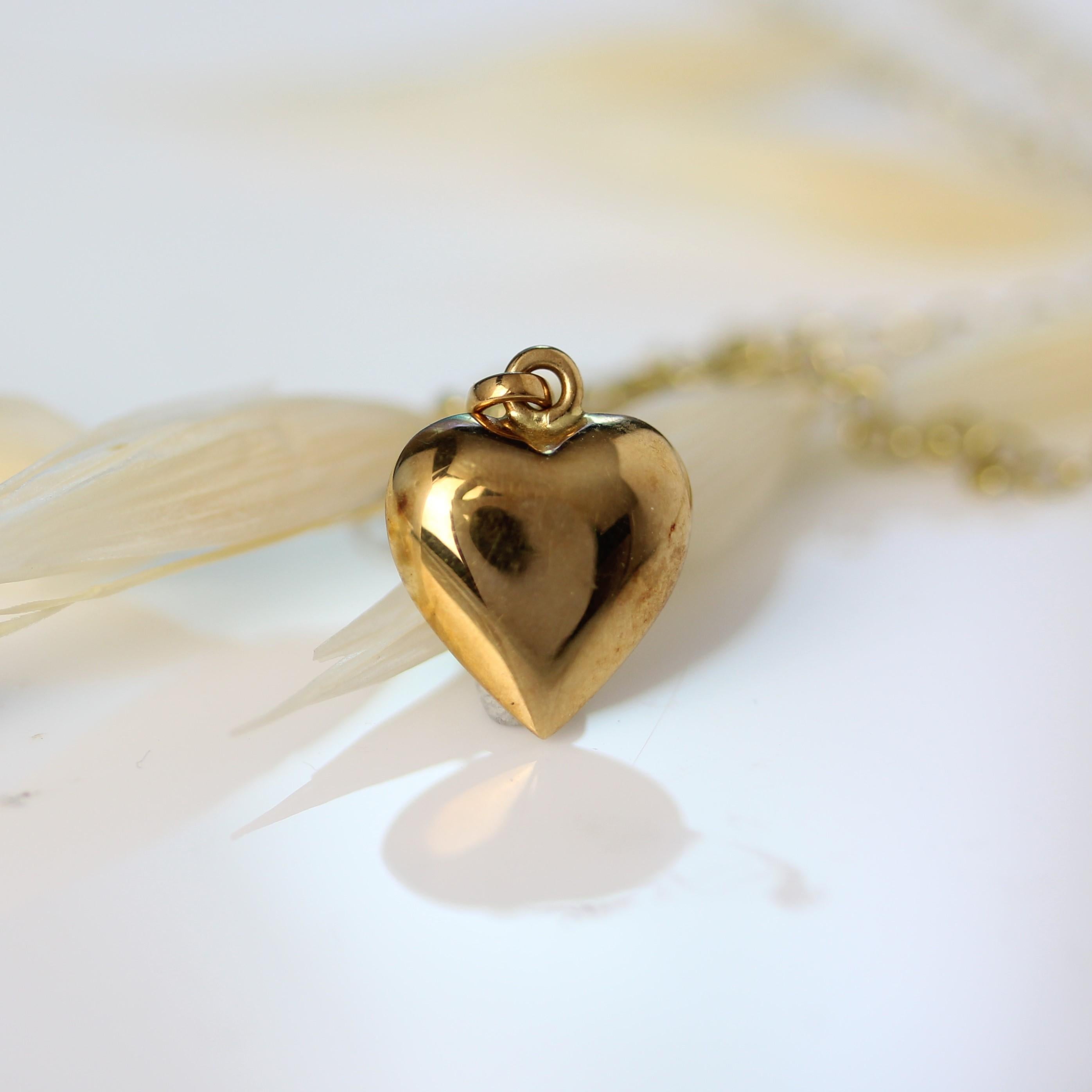 Moderne Pendentif moderne en or jaune 18 carats en forme de cœur en forme de dôme en vente