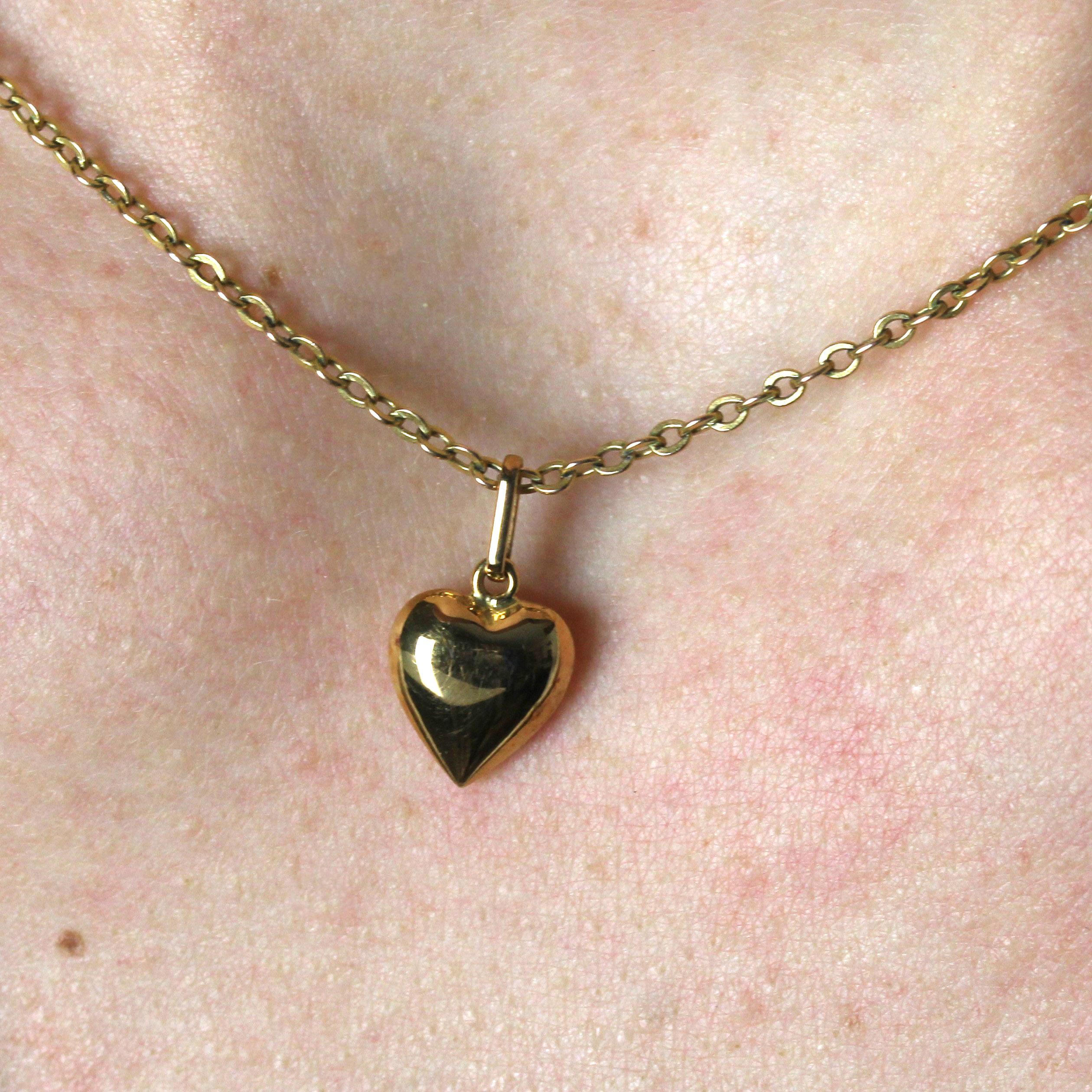 Pendentif moderne en or jaune 18 carats en forme de cœur en forme de dôme en vente 1