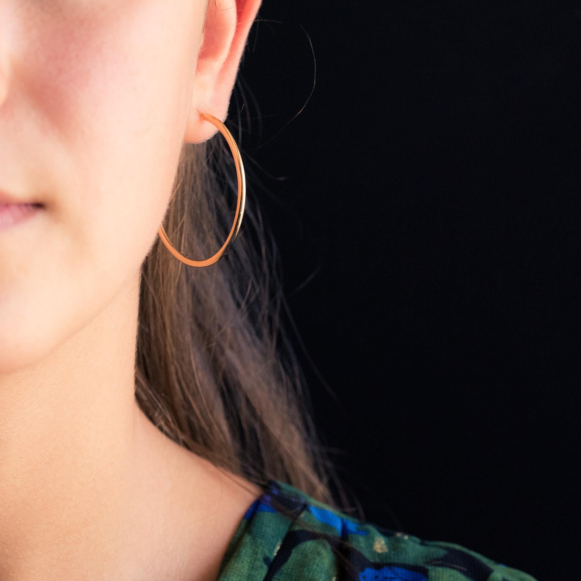 For pierced ears.
Earrings in 18 karats yellow gold, eagle's head hallmark.
Large gold hoops, they are made of a round wire. The hanging system is fixed inside the ring.
Diameter : 4 cm, thickness : 1.9 mm.
Total weight of the jewel : approximately