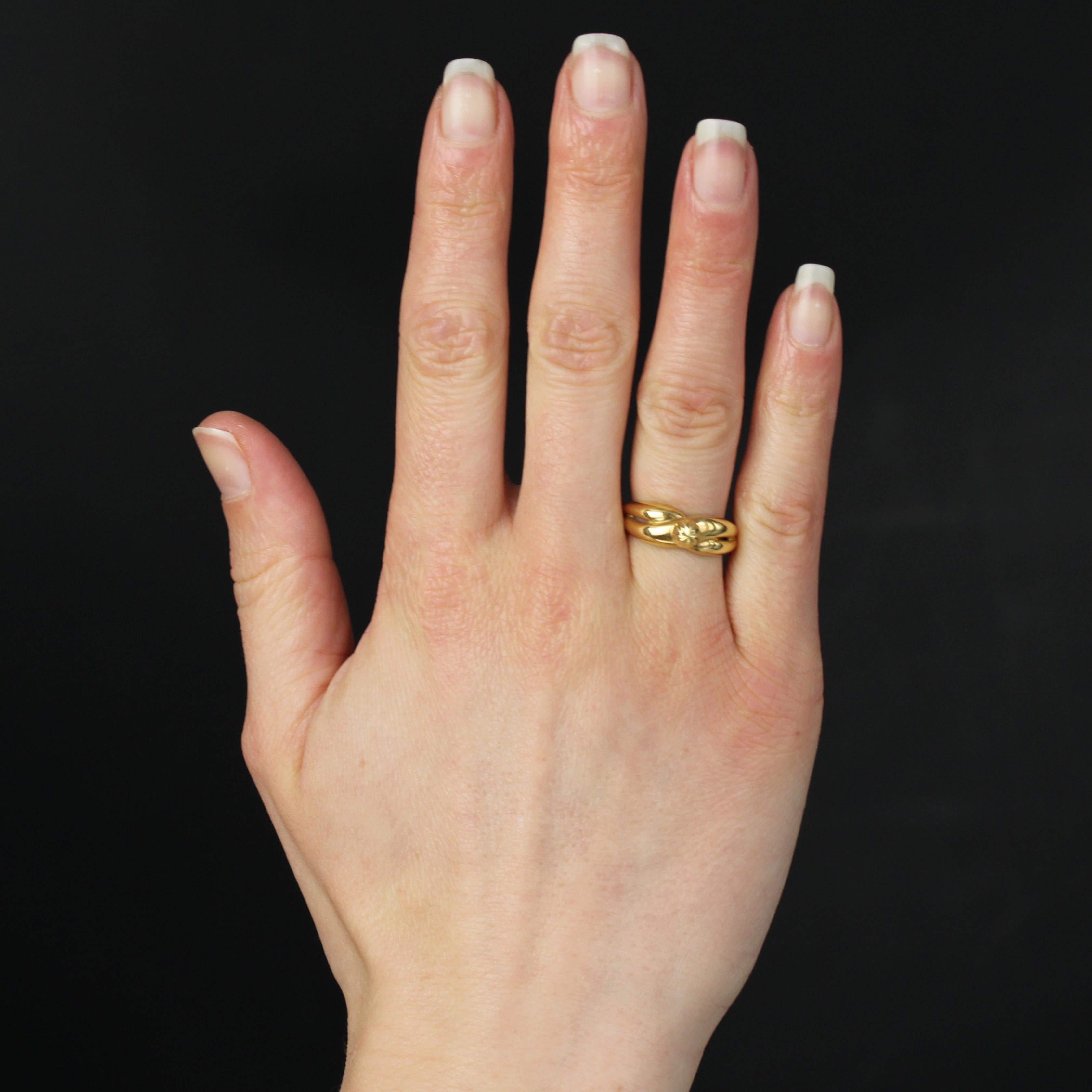 Ring in 18 karat yellow gold, eagle head hallmark.
This modern ring is composed of 2 interlaced yellow gold links adorned with a round chased and faceted dome in the center.
Height : 6,8 mm approximately, diameter of the dome : 4,7 mm approximately,