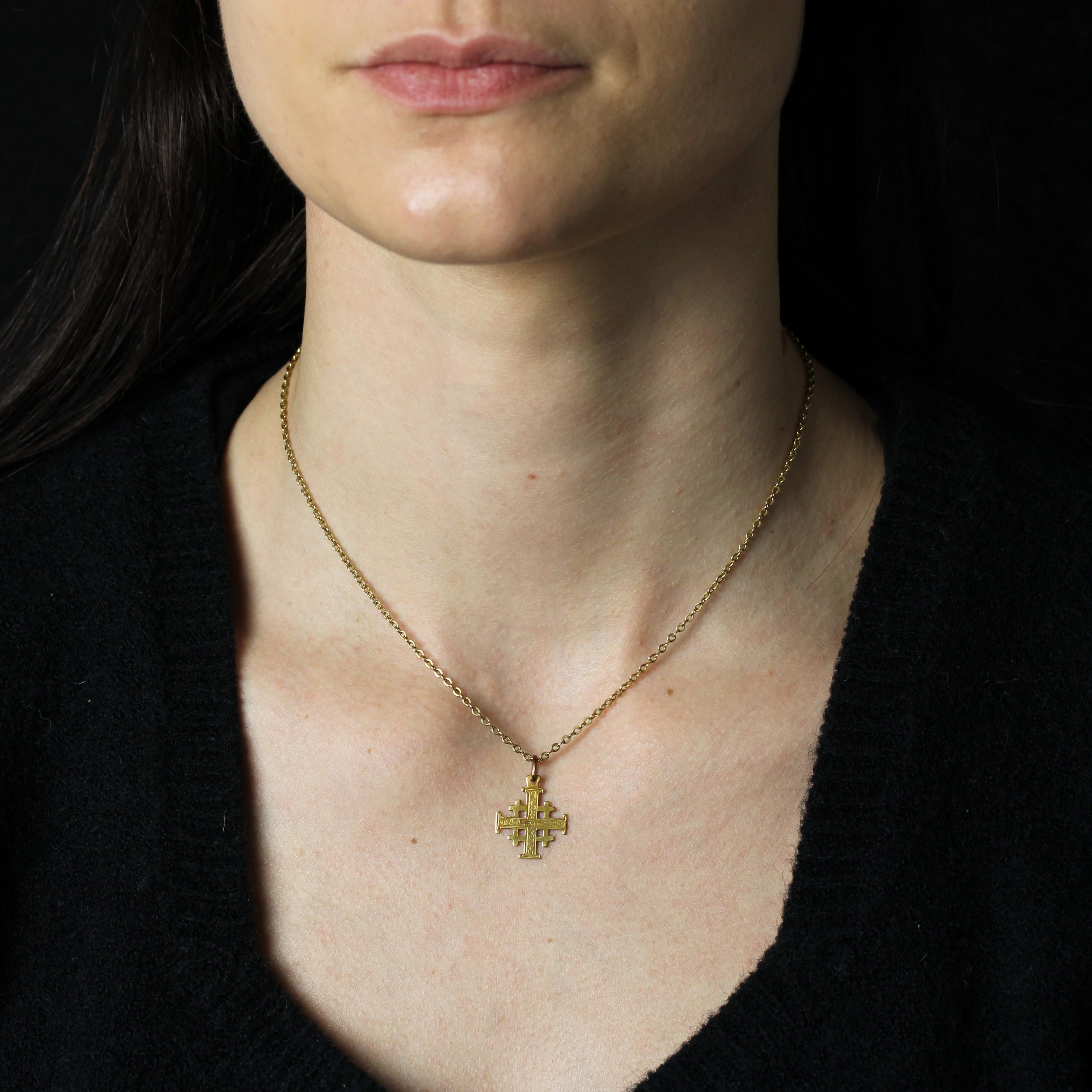 Pendant in 18 karat yellow gold.
Jerusalem cross in yellow gold, striated and chased on the main branches.
Pendant sold alone without the chain of presentation.
Height : 1.8 cm approximately, width : 1.1 cm approximately, thickness : 0.6 mm
