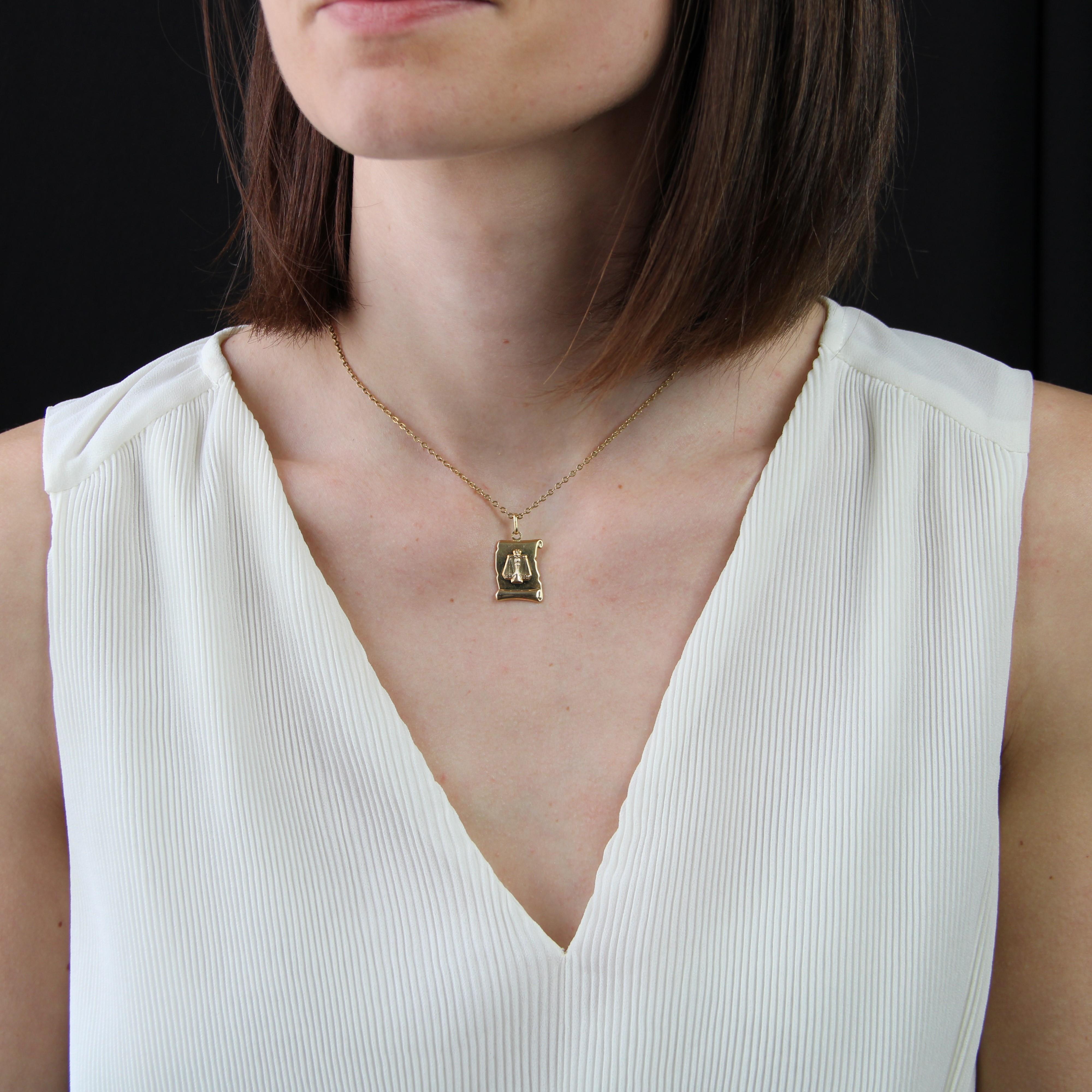 Pendant in 18 karat yellow gold, eagle head hallmark.
Forming a scroll, this second-hand yellow gold pendant features the sign of the scales in relief at its center.
Pendant sold alone, without its presentation chain.
Medal height : 2.7 cm