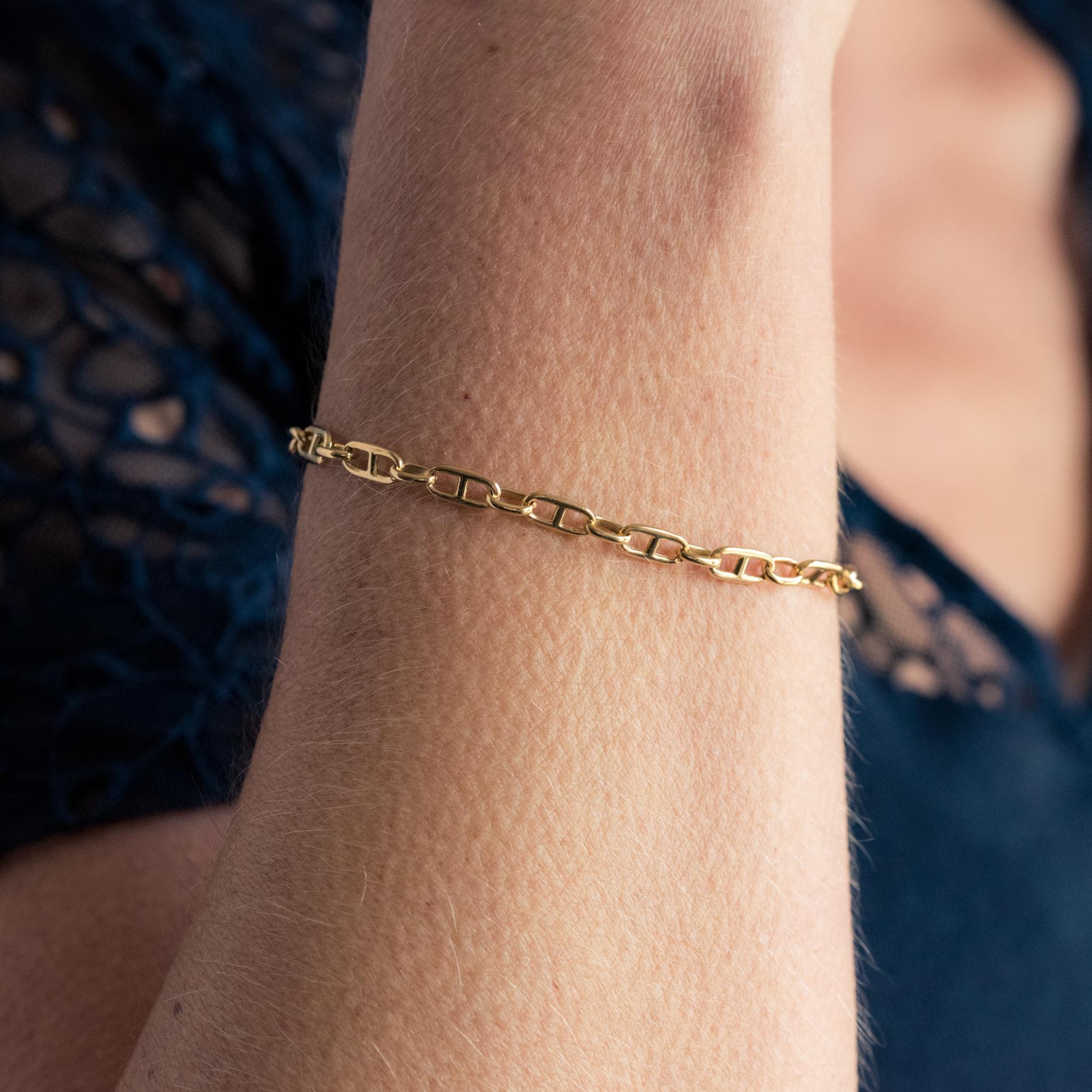 Bracelet in 18 karat yellow gold, weevil hallmark.
Very easy to wear, this second-hand gold bracelet is made of a navy link. The clasp is a spring ring.
Total weight of the jewel : approximately 8 g.
Length : 19.5 cm, mesh width : 4.6 mm.
Modern