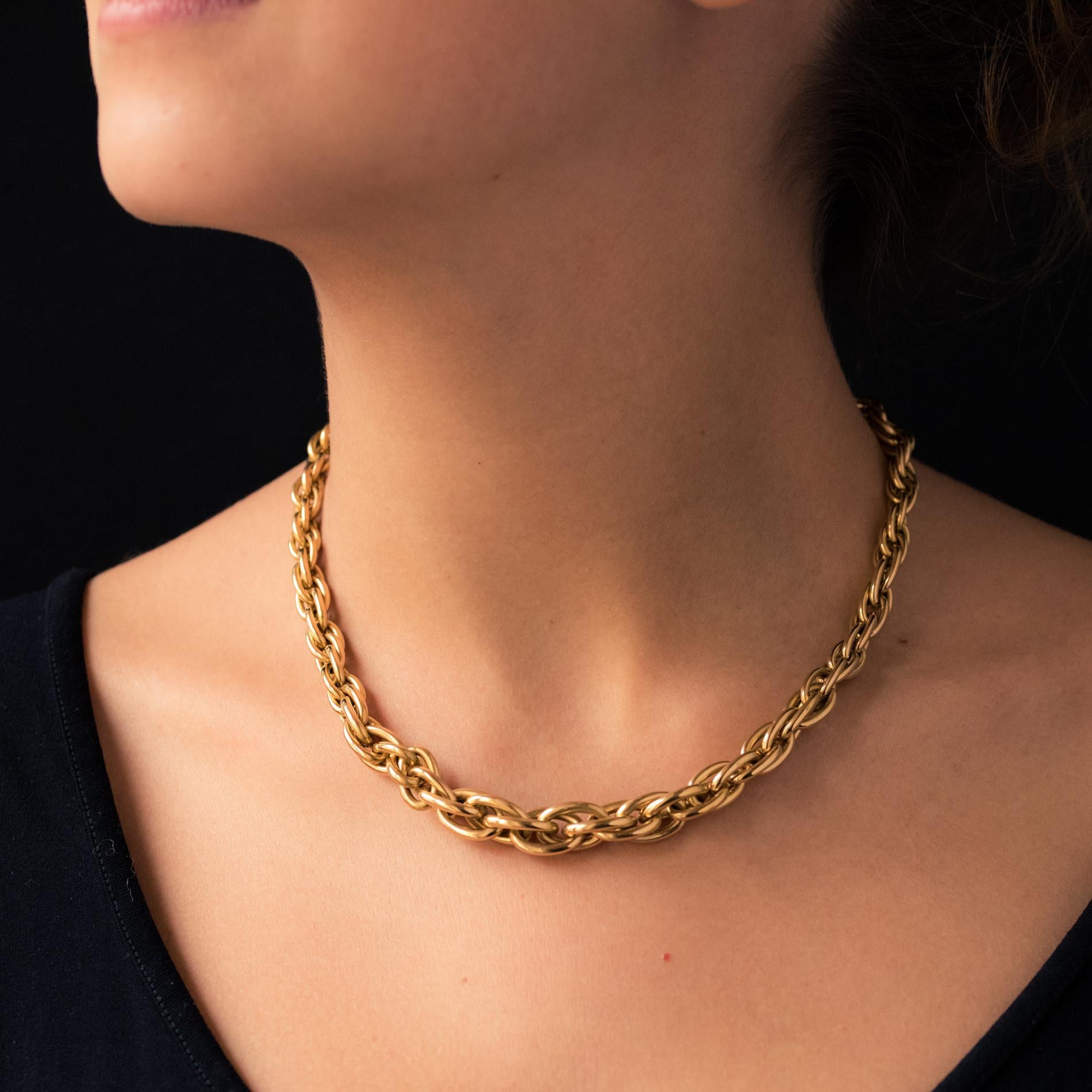 Necklace in 18 karat yellow gold, eagle's head hallmark.
This necklace is composed of oval mesh nested in each other, falling. The attachment system is a carabiner.
Length: approximately 43 cm, width: approximately 1.4 cm.
Total weight of the jewel: