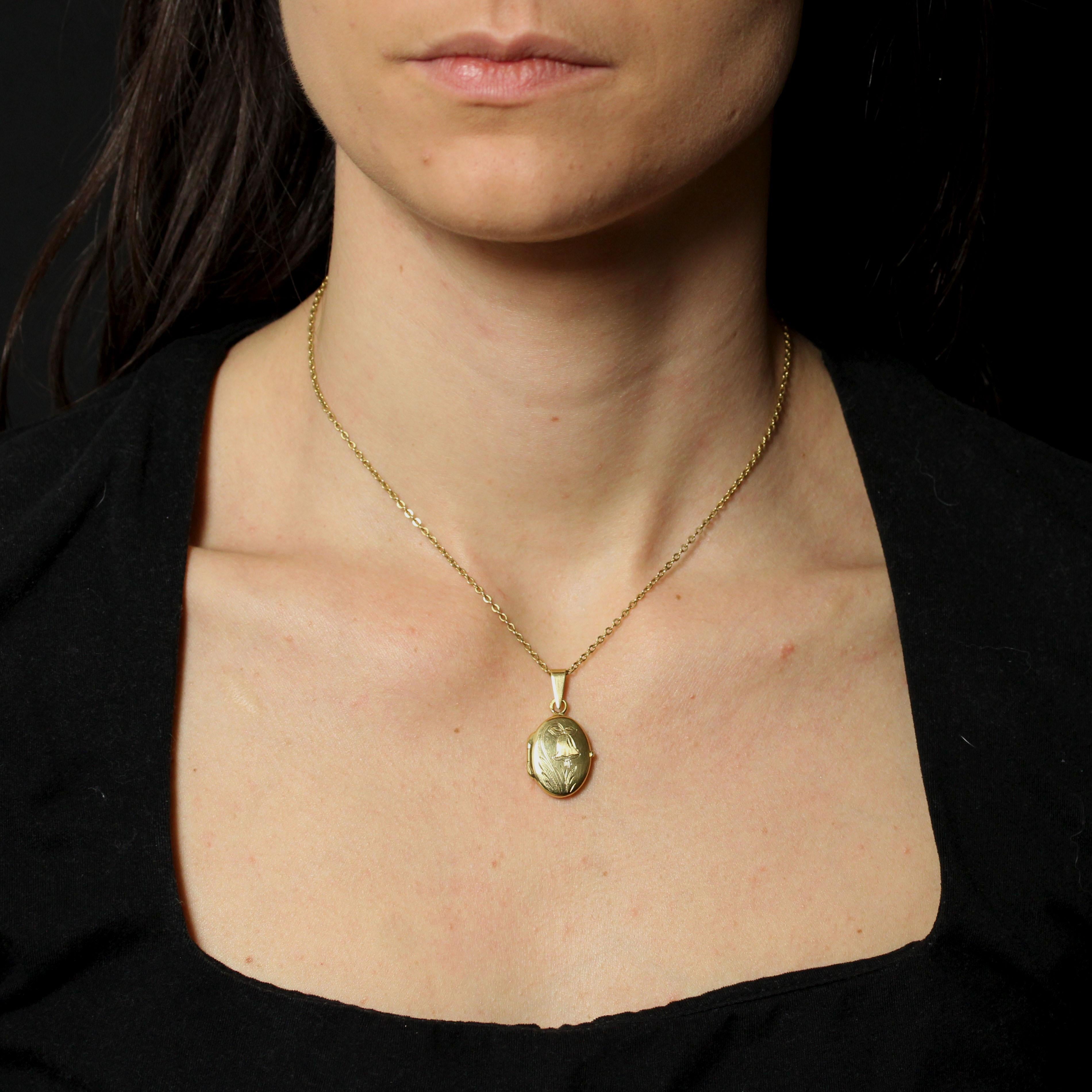 Pendentif en or jaune 18 carats, poinçon tête d'aigle.
Ce petit pendentif d'occasion de forme ovale est ciselé sur le devant d'un motif floral. Une charnière sur le côté permet d'ouvrir ce médaillon d'occasion pour y placer un souvenir.
Vendu seul