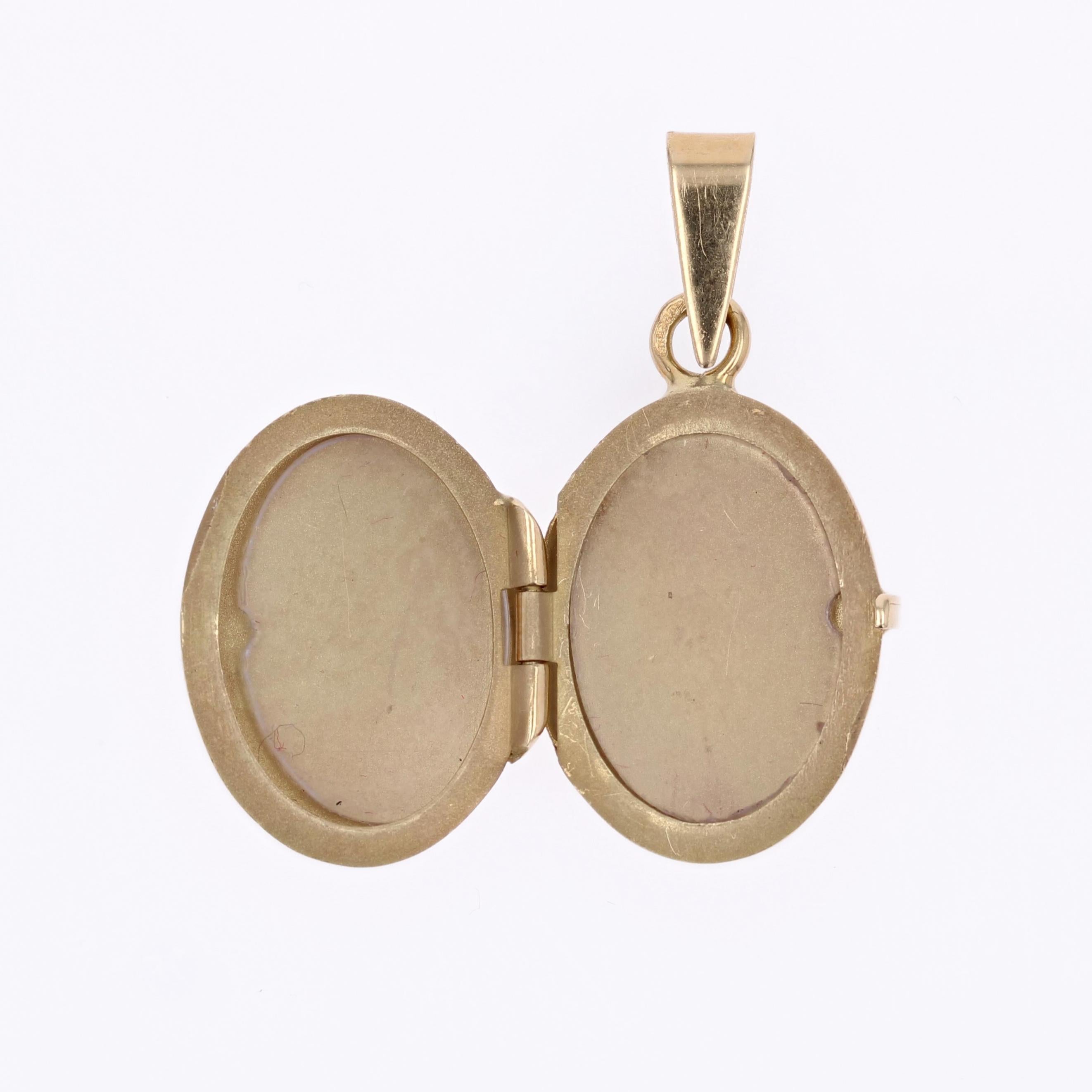 Pendentif médaillon ovale moderne en or jaune 18 carats en vente 4