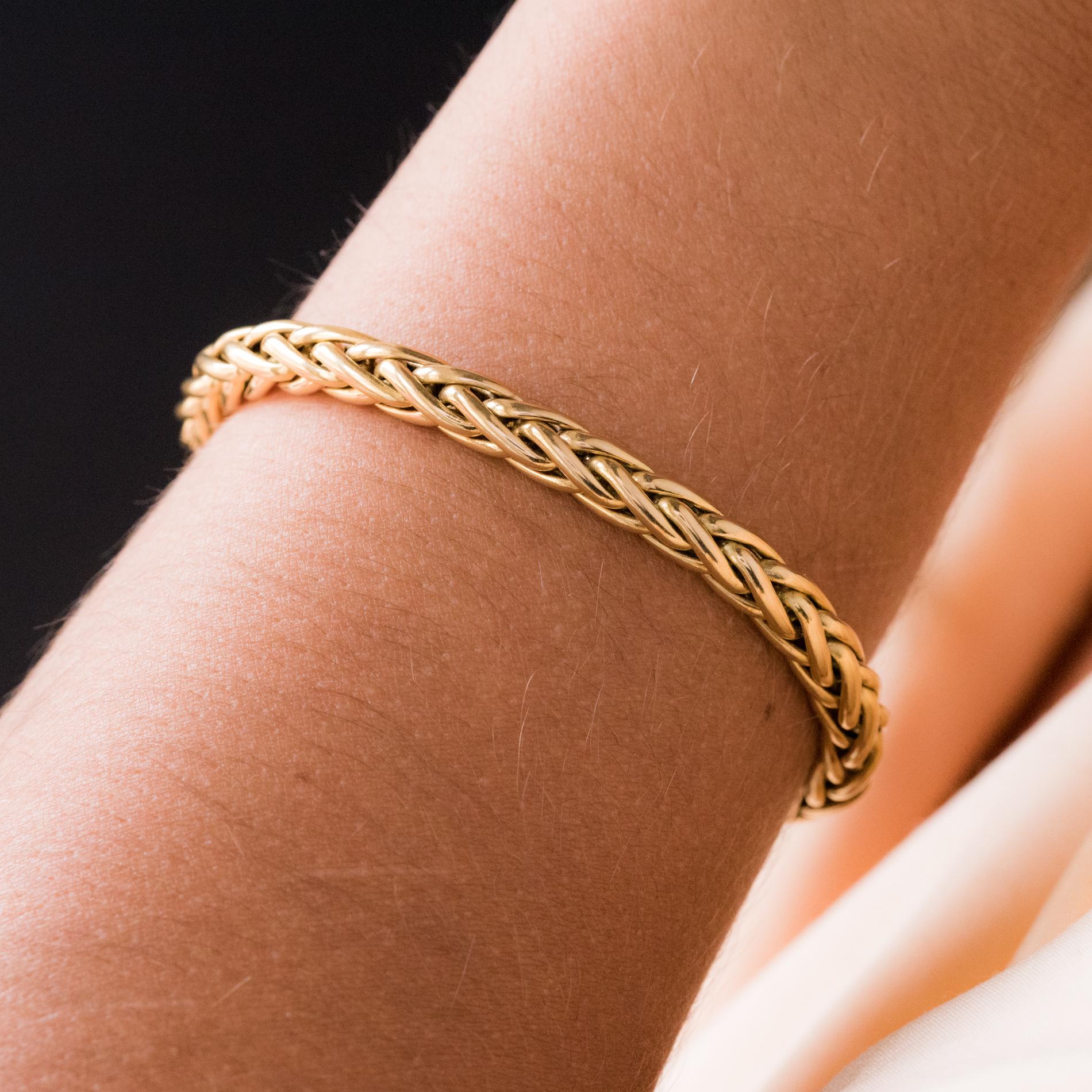 Bracelet in 18K yellow gold, eagle's head hallmark.
This timeless gold bracelet is made of a palm tree mesh. The clasp is a ratchet with a safety 