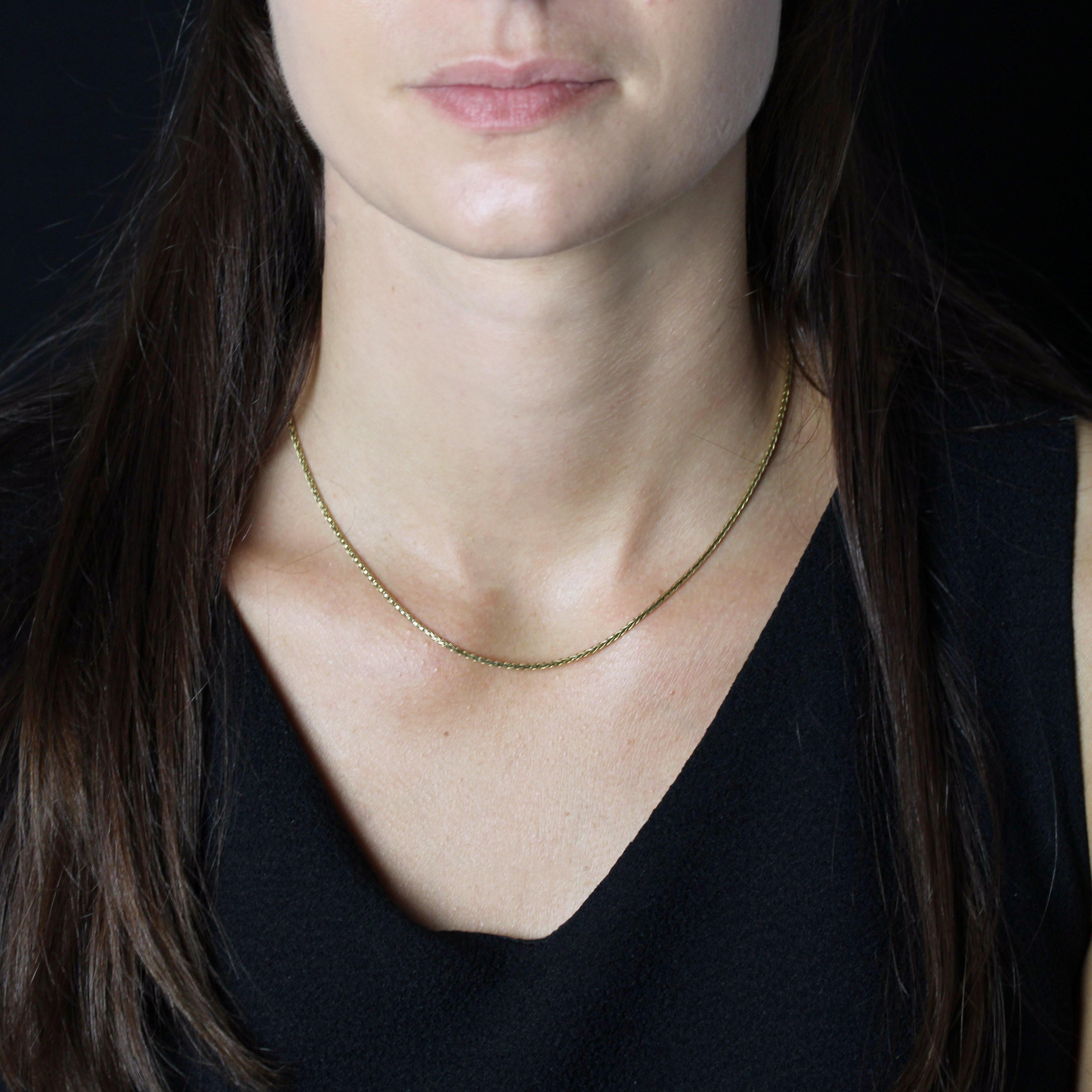 Chain in 18 karat yellow gold, eagle head hallmark.
This gold chain is made of fine palm chain. The clasp is a spring ring.
Total length : 41 cm approcimately, width : 1.3 mm approximately.
Total weight of the jewel : 6,4 g approximately.
Second-