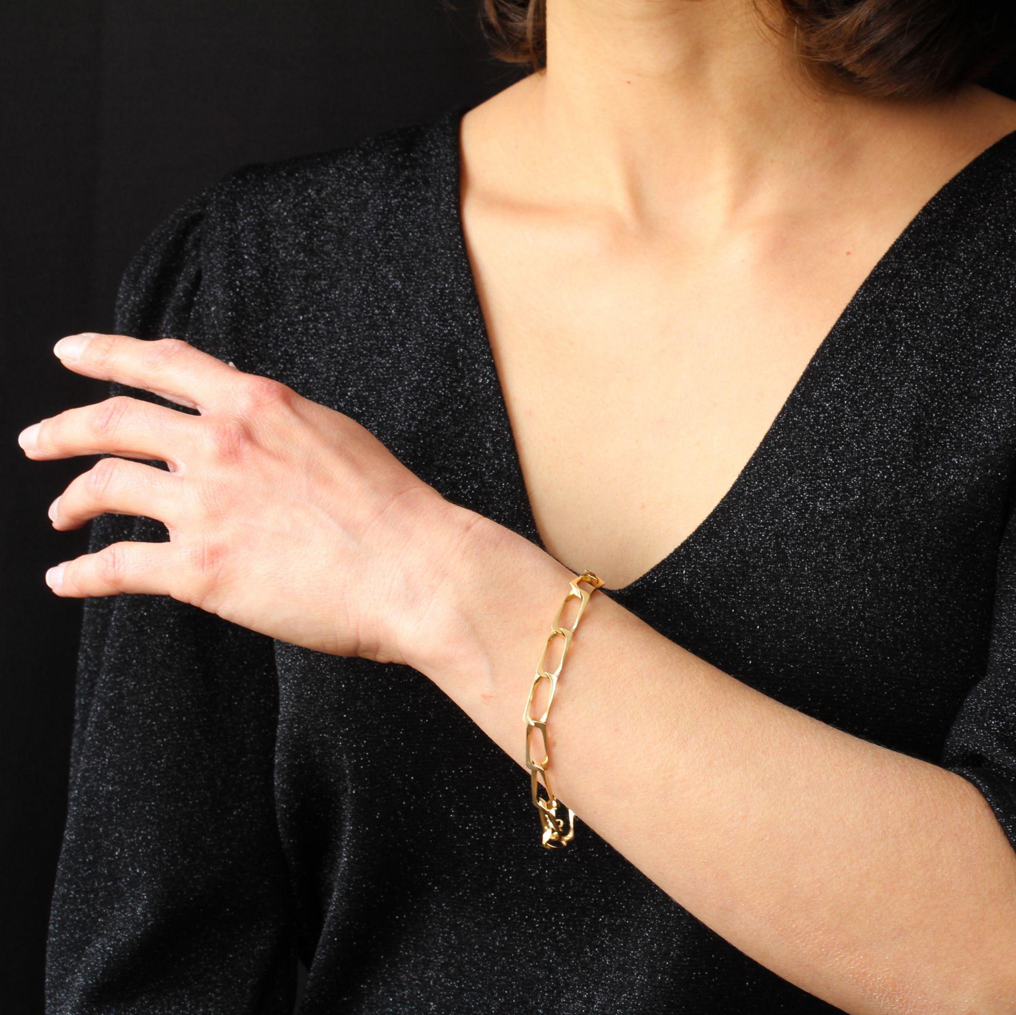 Bracelet in 18 karat yellow gold.
This second- hand curb bracelet is composed of rectangular links. The clasp has a hinge with safety 