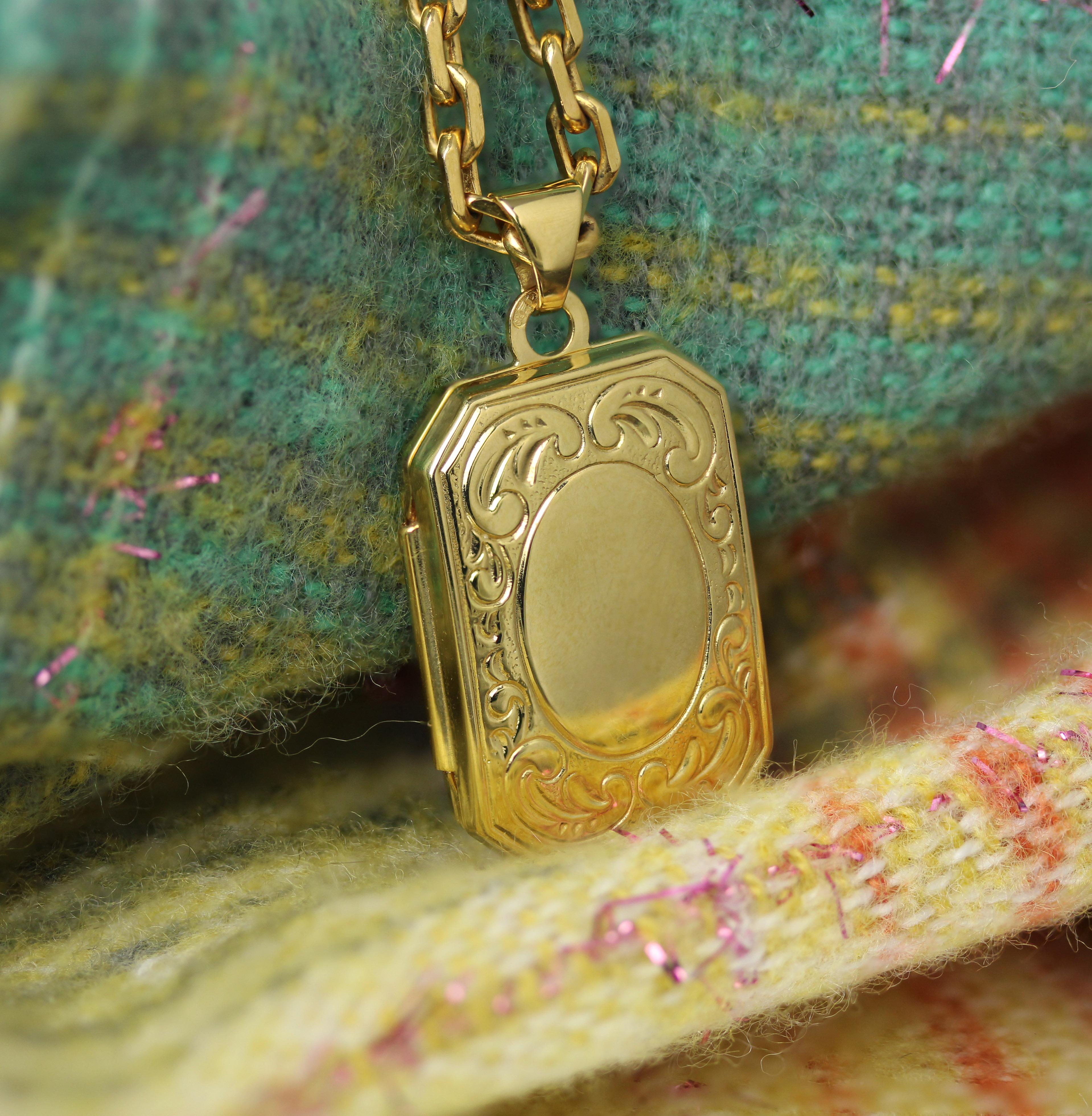 Belle Époque Pendentif médaillon rectangulaire moderne en or jaune 18 carats en vente