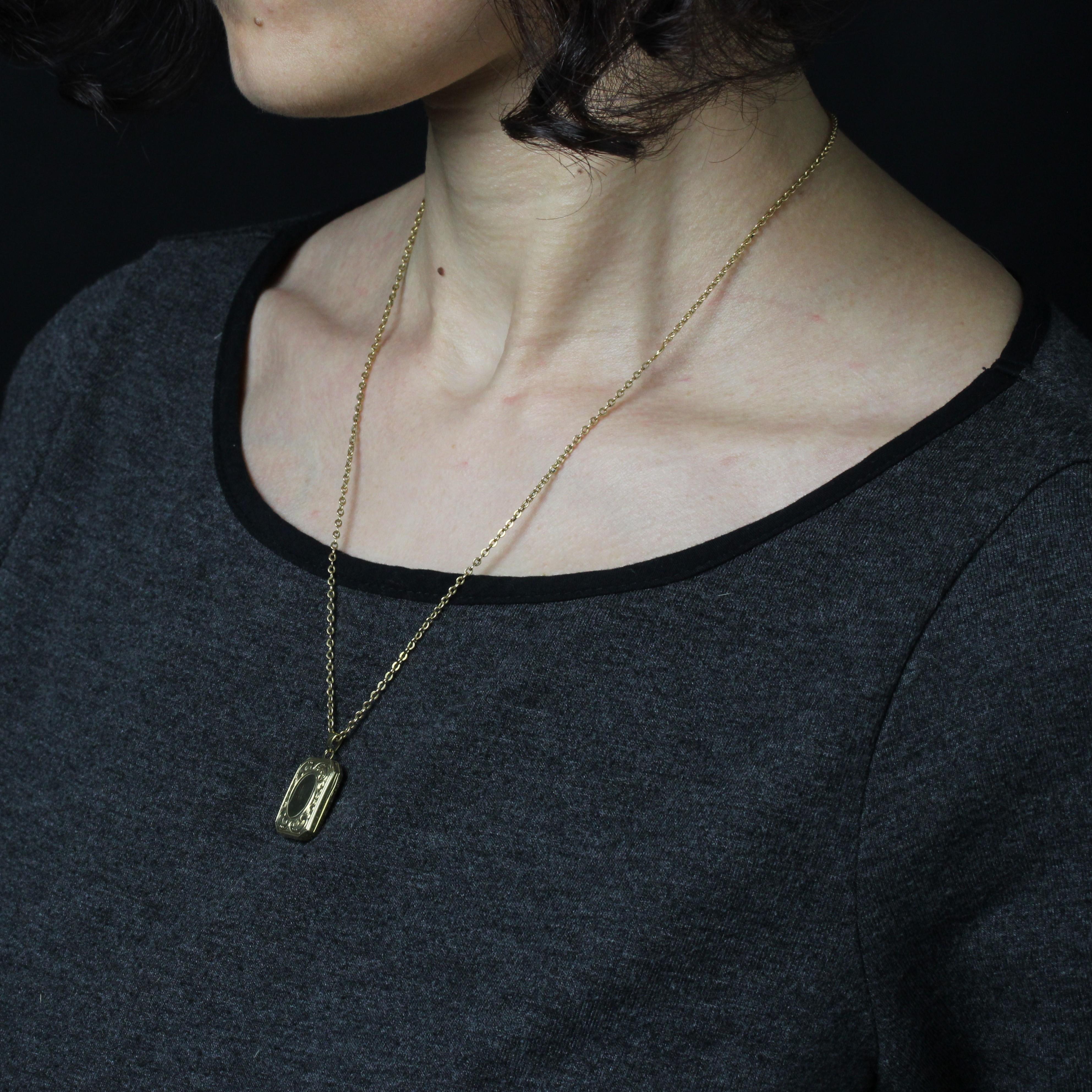 Pendentif médaillon rectangulaire moderne en or jaune 18 carats en vente 1