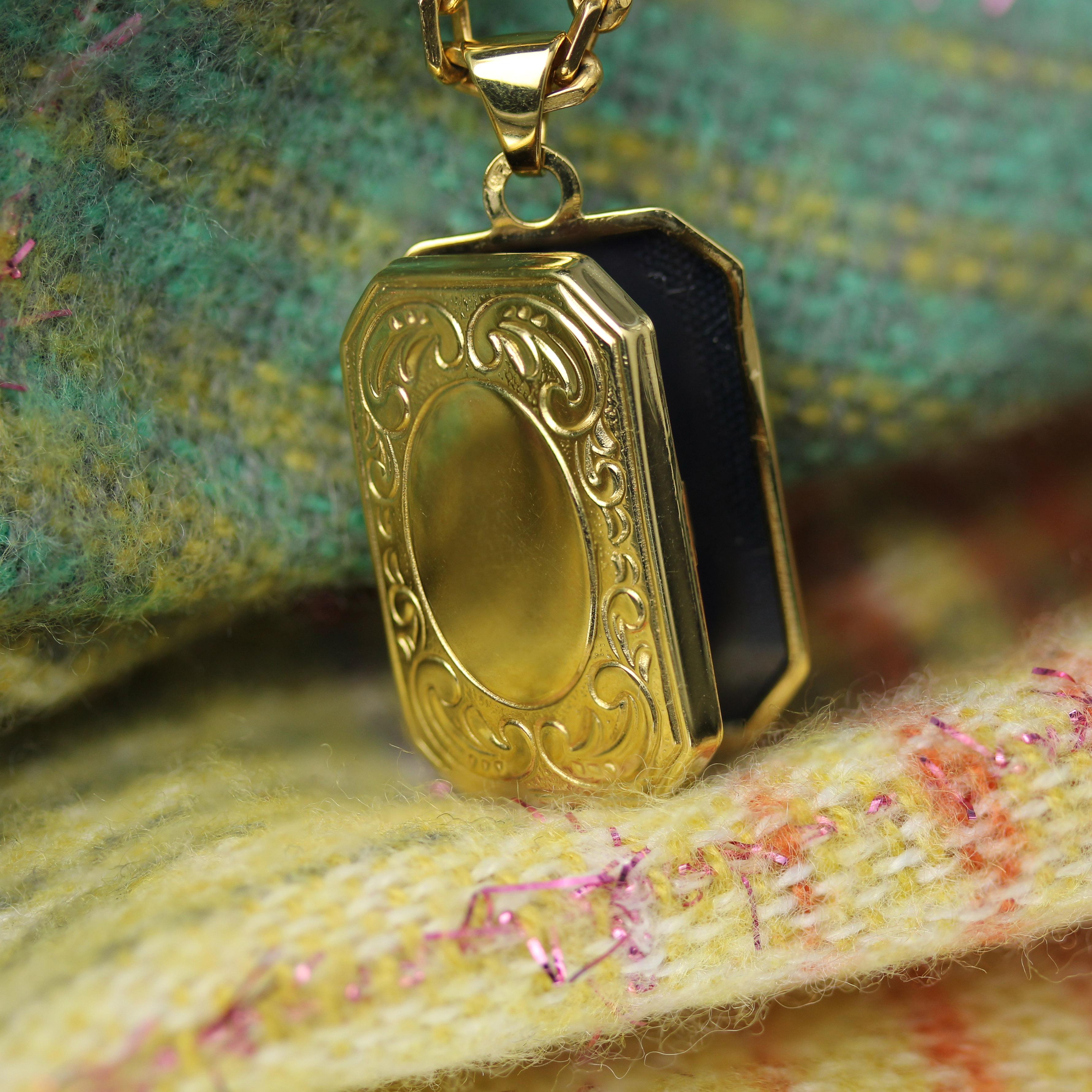 Pendentif médaillon rectangulaire moderne en or jaune 18 carats en vente 3