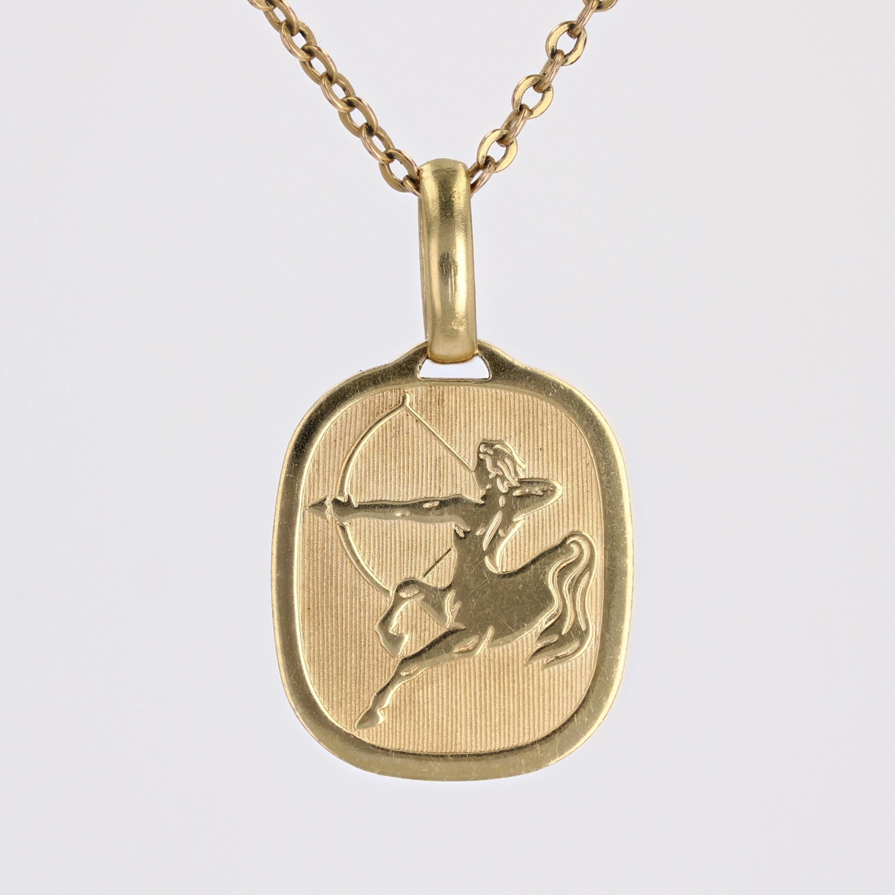 Moderner Sagittarius-Medaillon-Anhänger aus 18 Karat Gelbgold 2