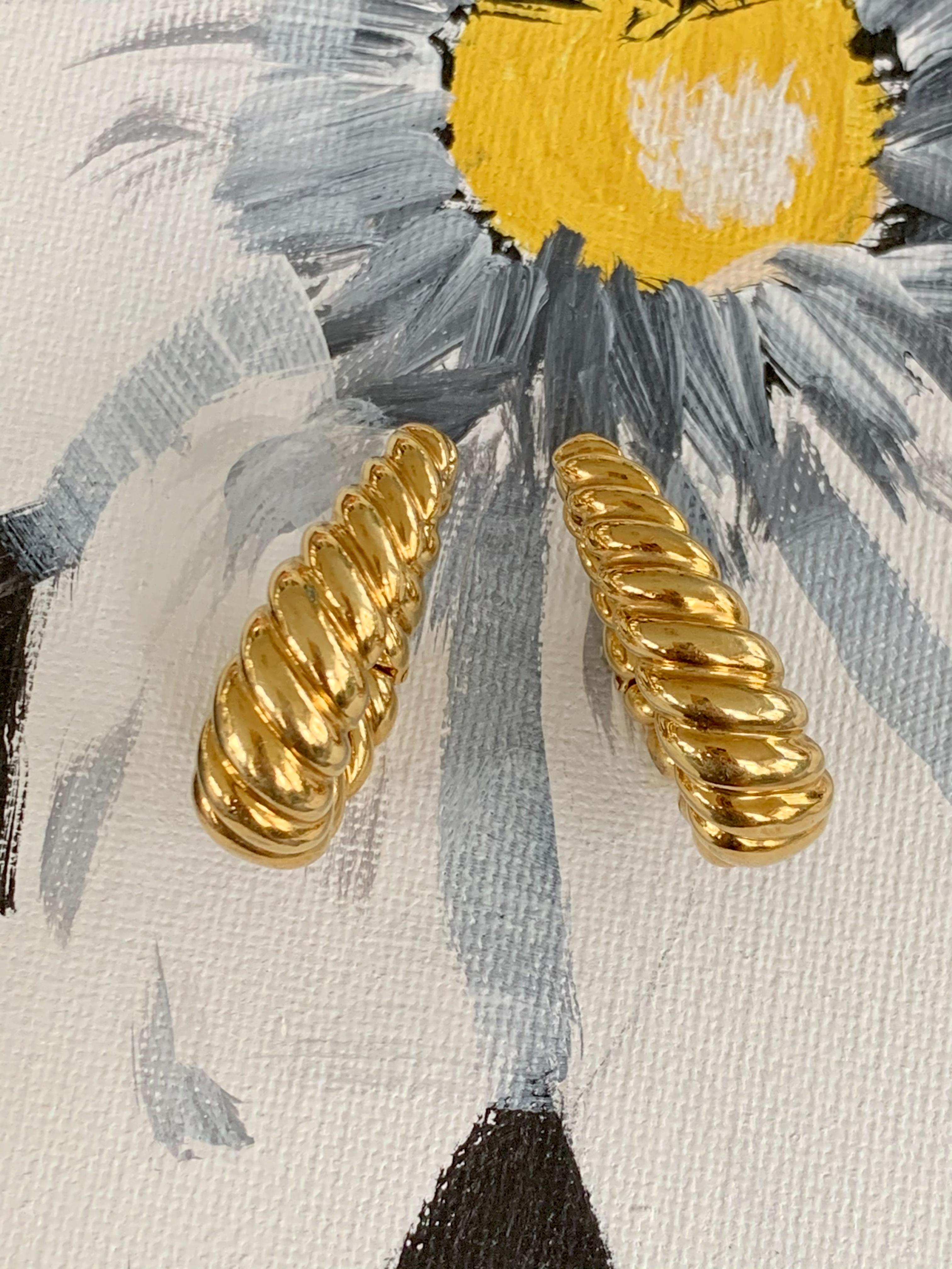 Modern 18 Karat Yellow Gold Scallop Hoop Shrimp-Style Hoop Pierced Earrings In Excellent Condition In St. Louis Park, MN
