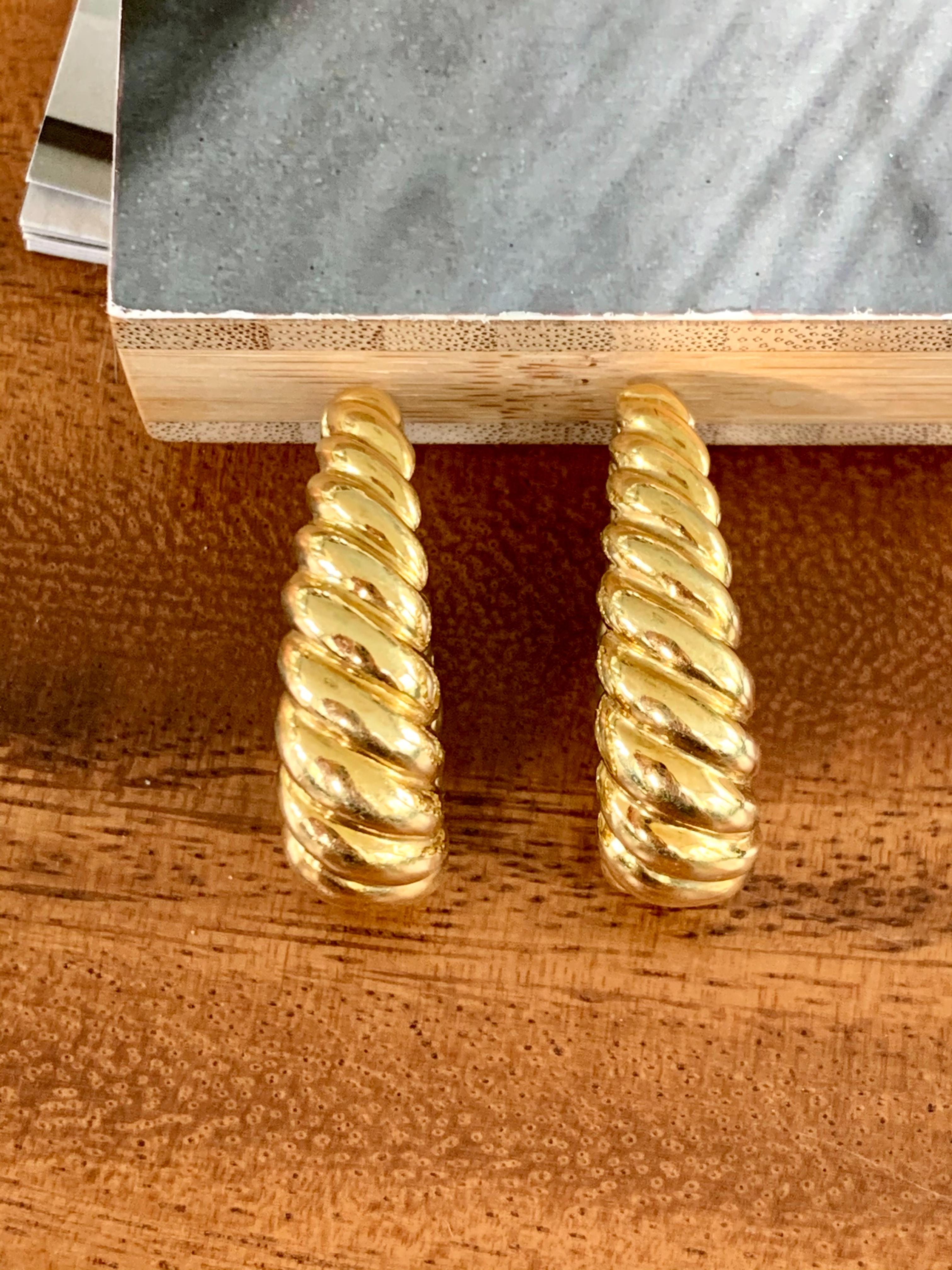 Modern 18 Karat Yellow Gold Scallop Hoop Shrimp-Style Hoop Pierced Earrings 1