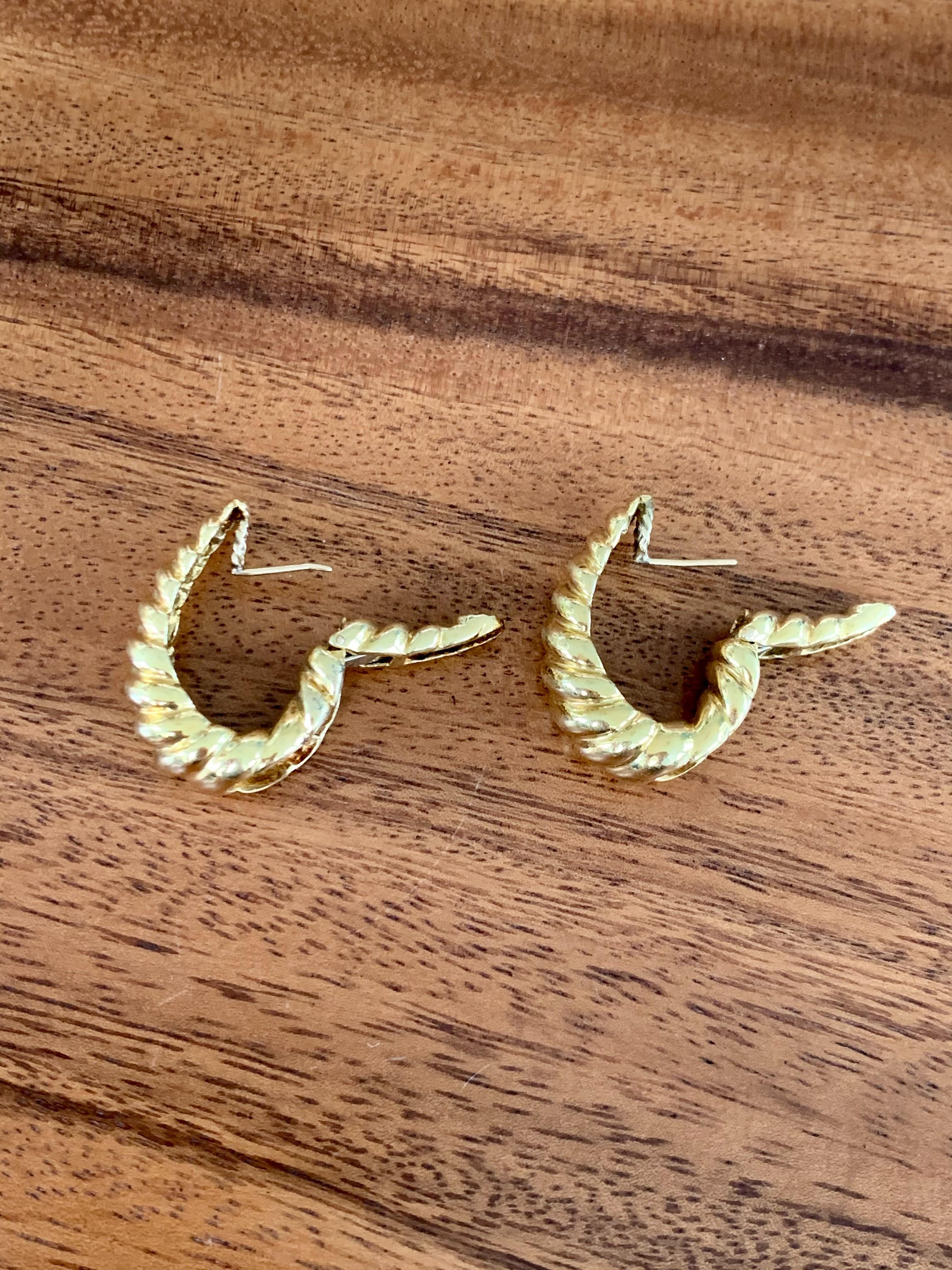 Modern 18 Karat Yellow Gold Scallop Hoop Shrimp-Style Hoop Pierced Earrings 2