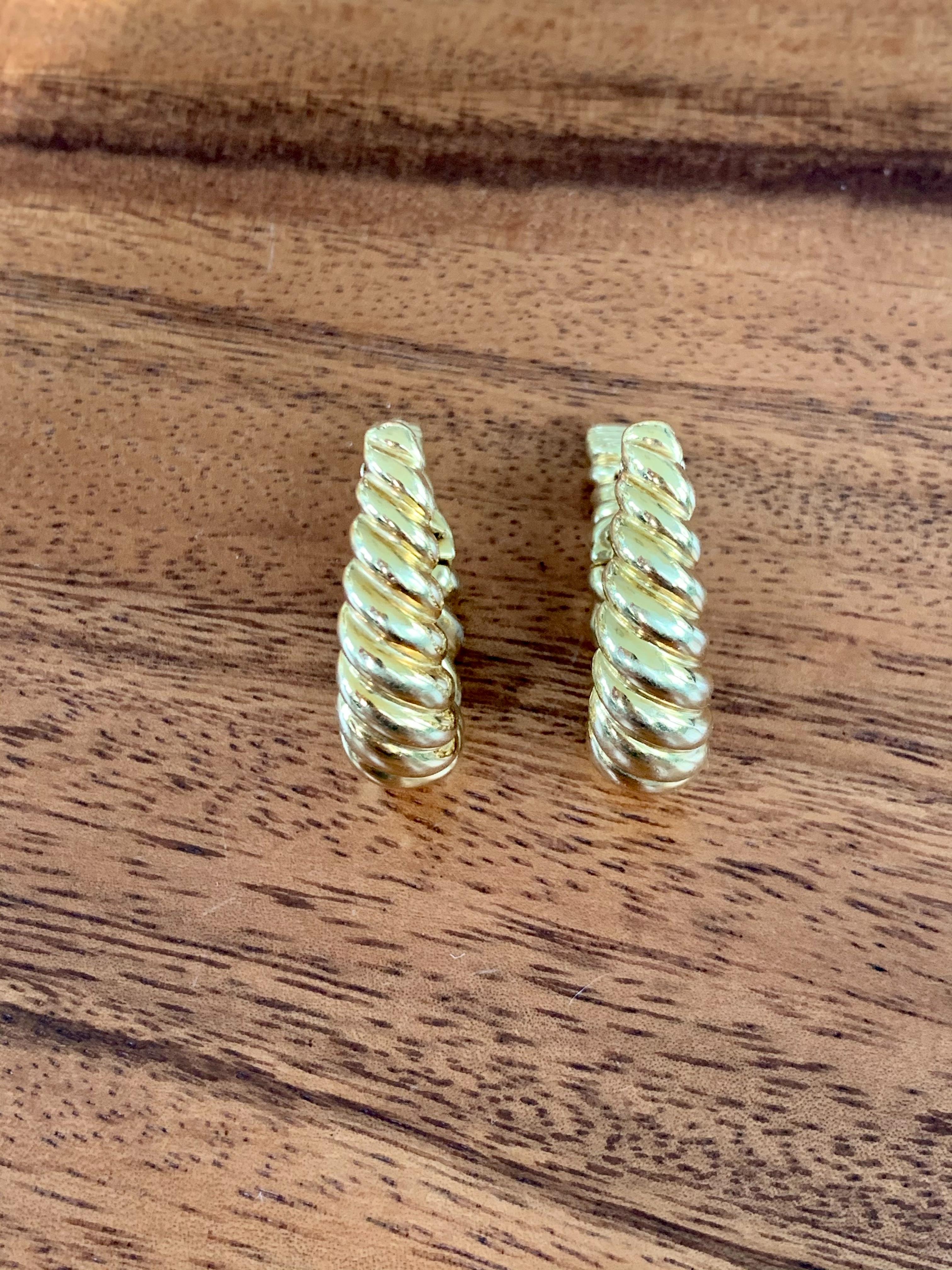 Modern 18 Karat Yellow Gold Scallop Hoop Shrimp-Style Hoop Pierced Earrings 4