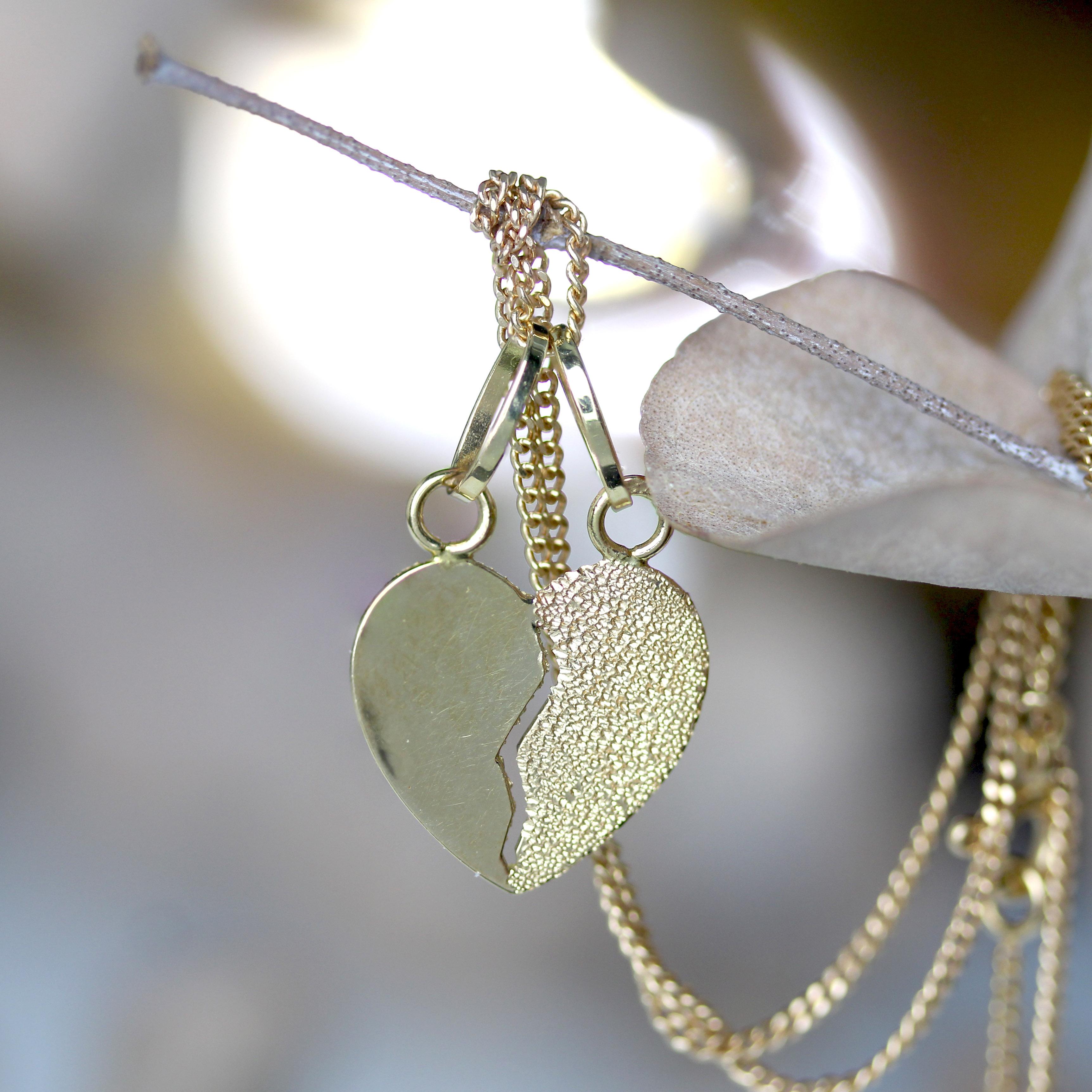Moderne Pendentif et chaîne moderne en or jaune 18 carats en forme de cœur en vente