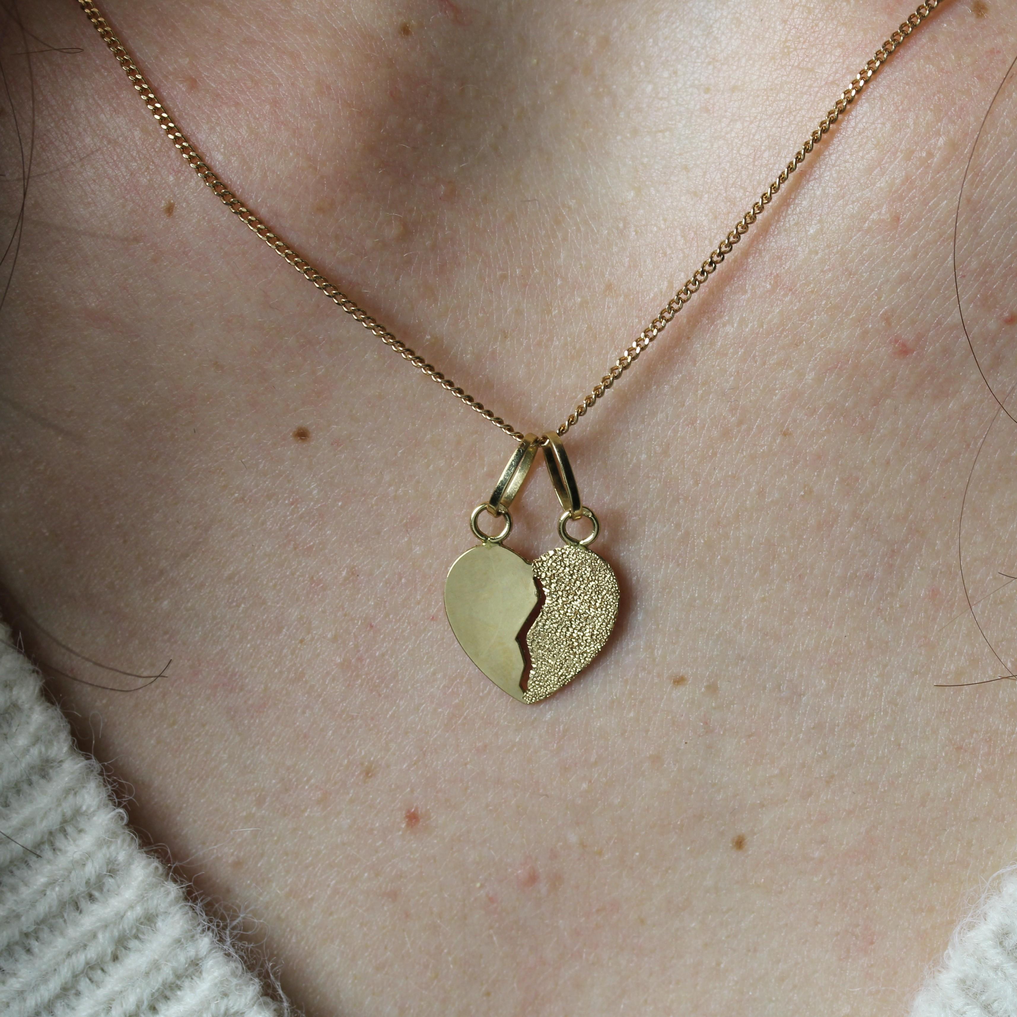 Pendentif et chaîne moderne en or jaune 18 carats en forme de cœur en vente 1