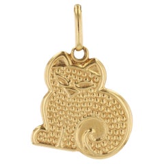 The Moderns pendentif chat assis en or jaune 18 carats