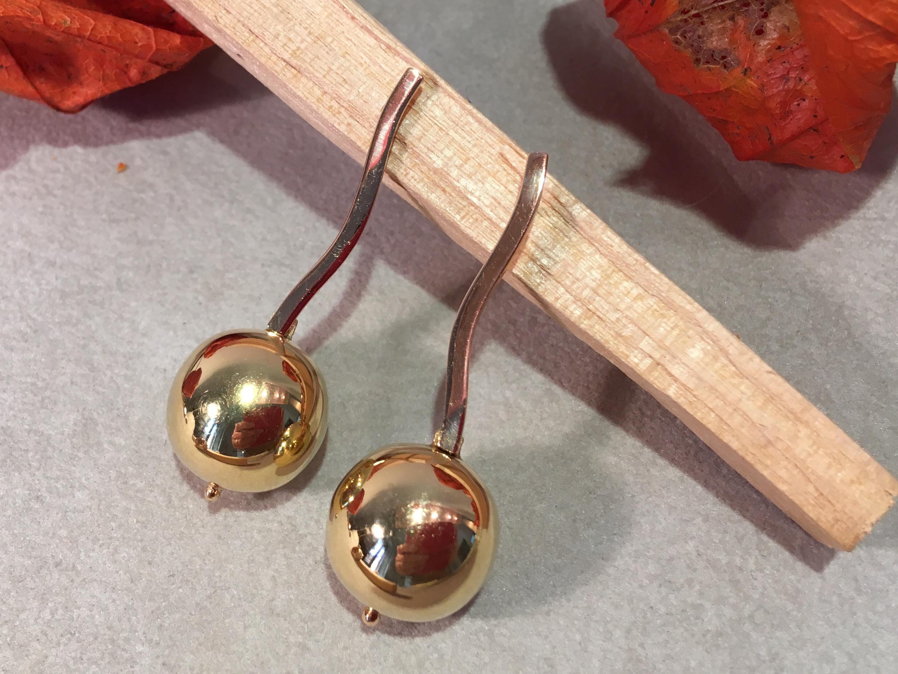 Orecchini moderni in oro giallo 18 carati con globi solari Sfere, realizzati a mano con design a penzoloni in vendita 5