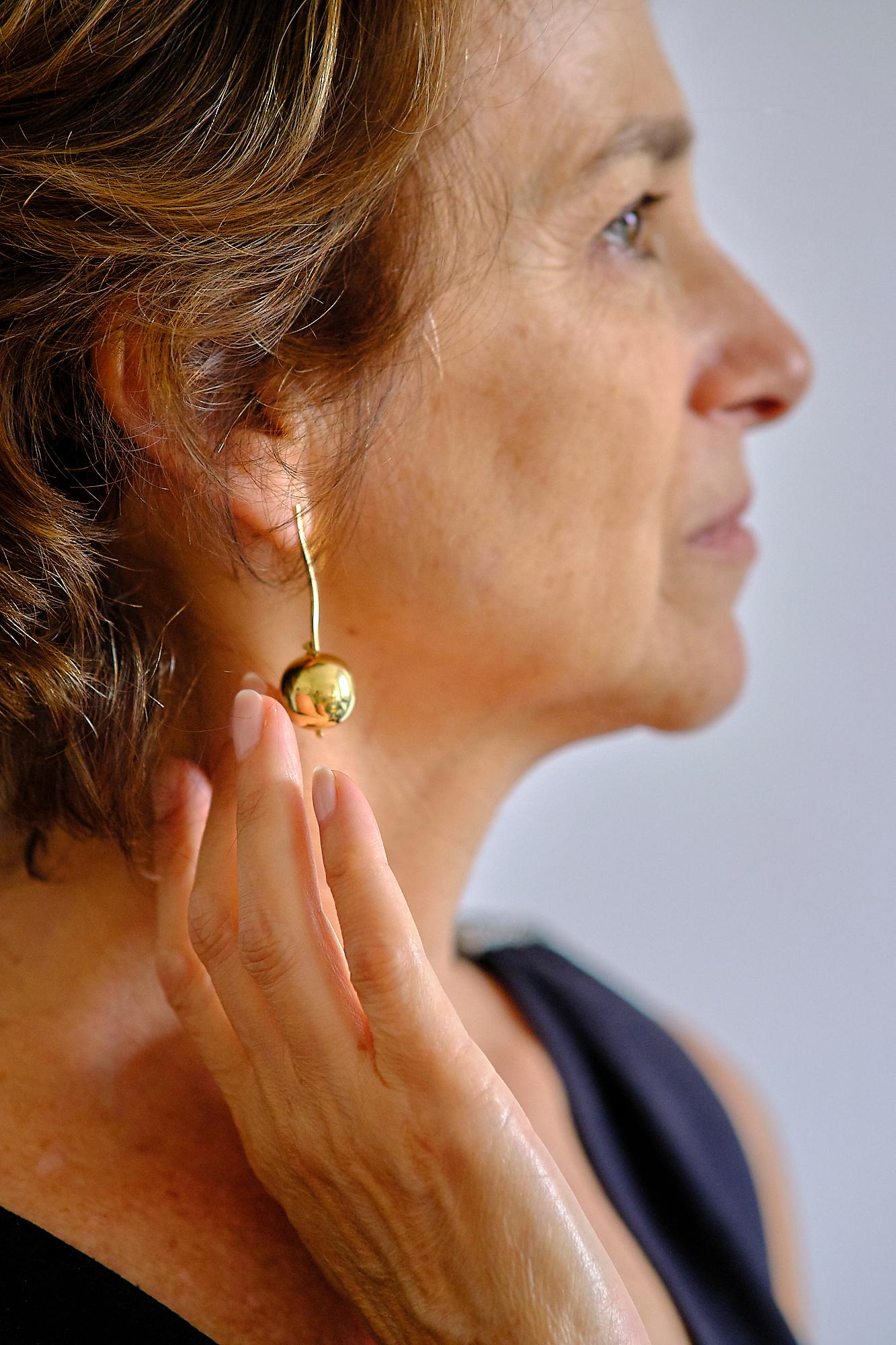 Moderno Orecchini moderni in oro giallo 18 carati con globi solari Sfere, realizzati a mano con design a penzoloni in vendita
