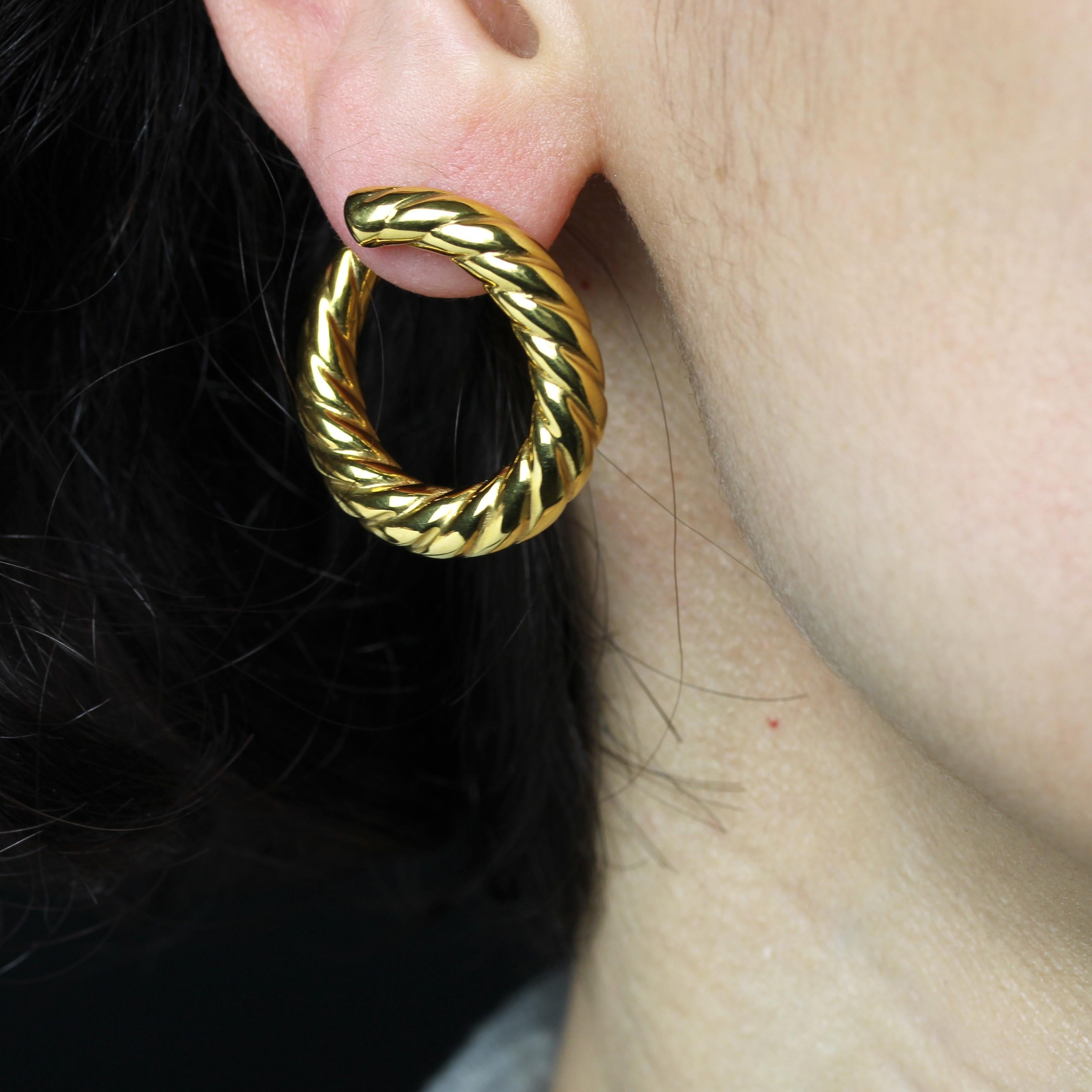 Pour les oreilles percées.
Boucles d'oreilles en or jaune 18 carats, poinçon tête d'aigle.
Intemporelles, ces boucles d'oreilles d'occasion en or jaune présentent un large anneau ouvert en or jaune torsadé. Le système de fermeture est un clou avec