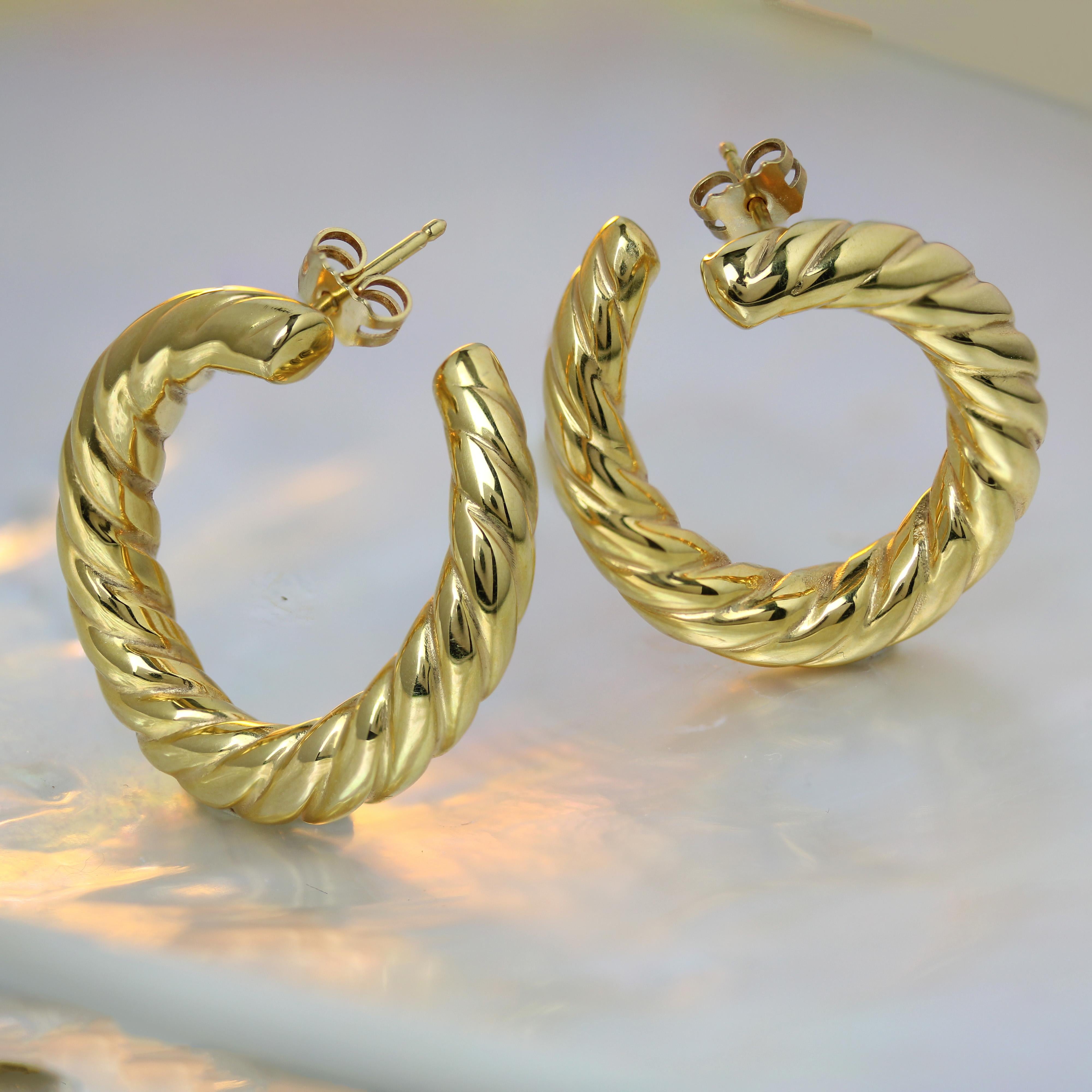 The Moderns Boucles d'oreilles torsadées en or jaune 18 carats en vente 1