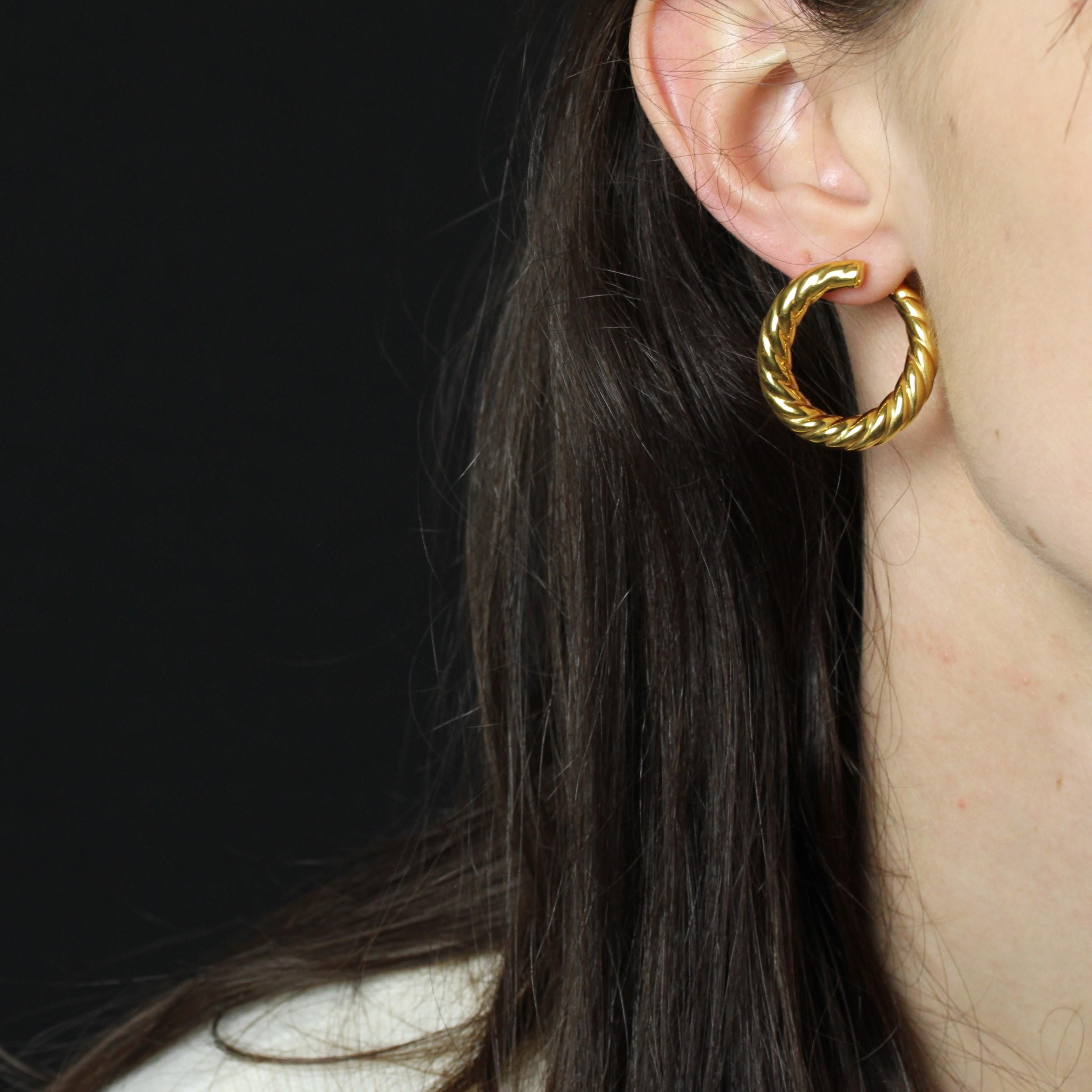 The Moderns Boucles d'oreilles torsadées en or jaune 18 carats en vente 2