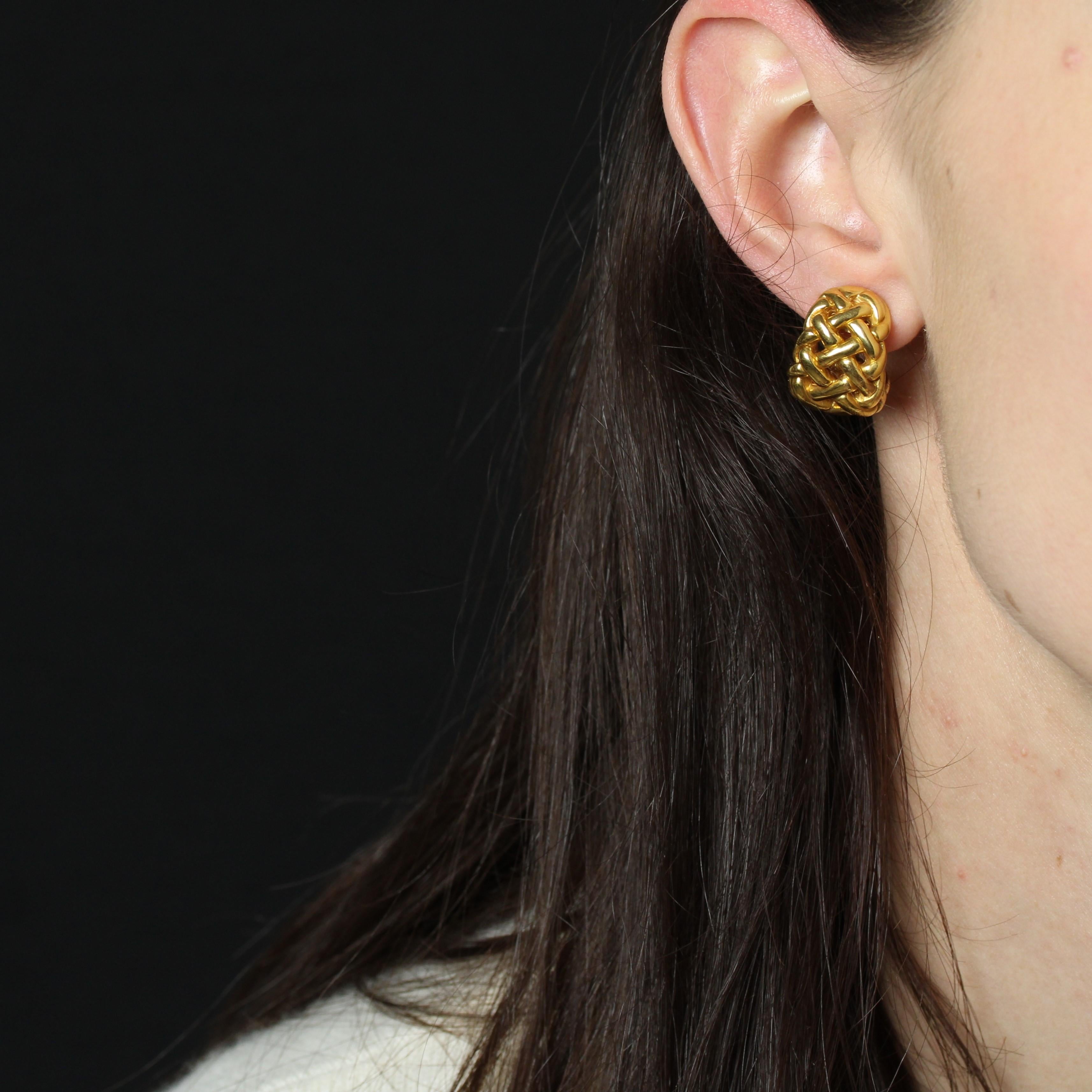 For pierced ears.
Earrings in 18 karat yellow gold, eagle head hallmark.
Retro-style, these yellow gold occasion earrings feature a braided gold wire design forming a half-ring. The fastening system is a stem with an Alpa clasp.
Height : 2 cm