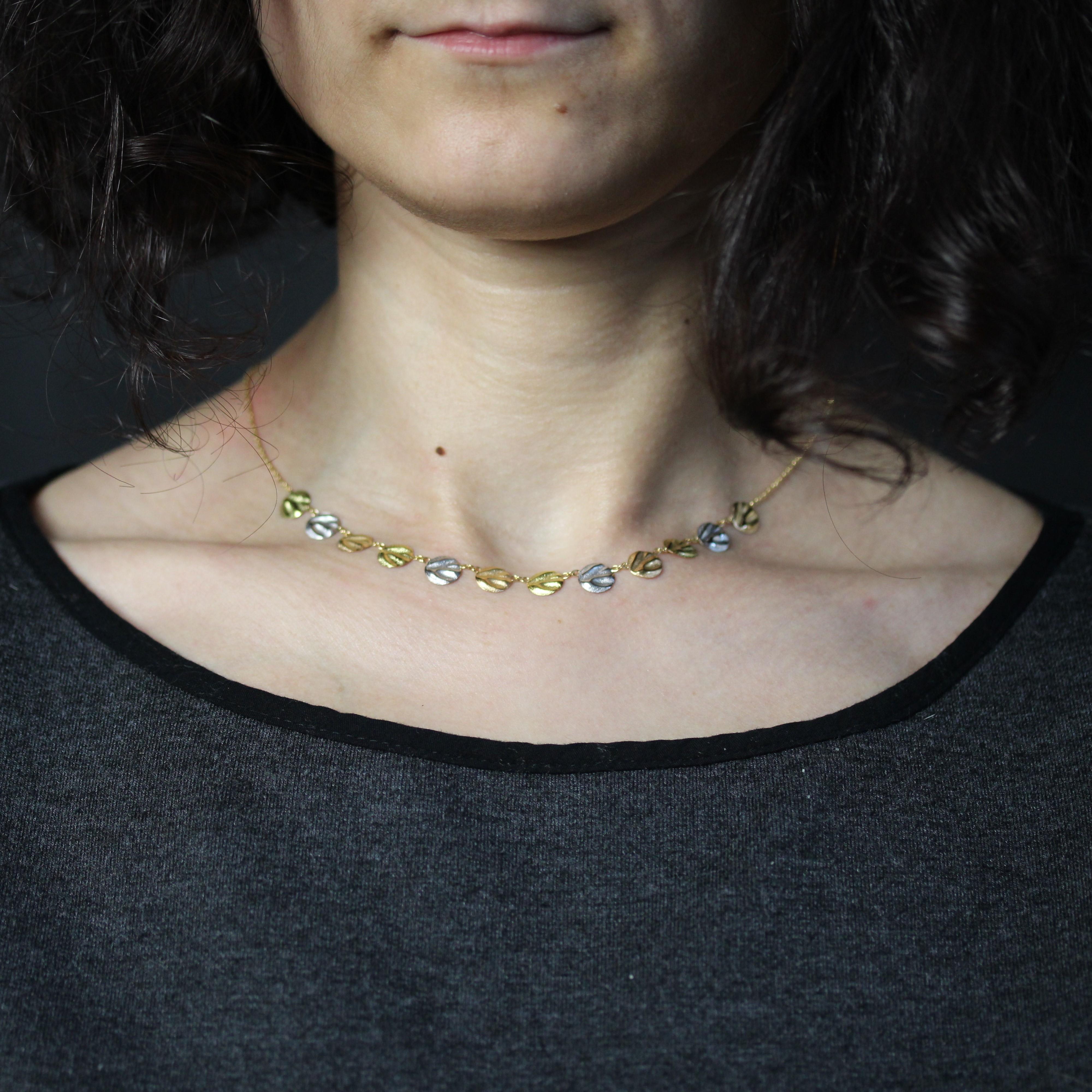 Collana in oro bianco, rosa e giallo a 18 carati, con marchio a testa d'aquila.
Questa collana girocollo è caratterizzata da una sottile catena forçat che regge 12 perline d'oro alternate in oro giallo, bianco e rosa.
Lunghezza: 40 cm circa,
