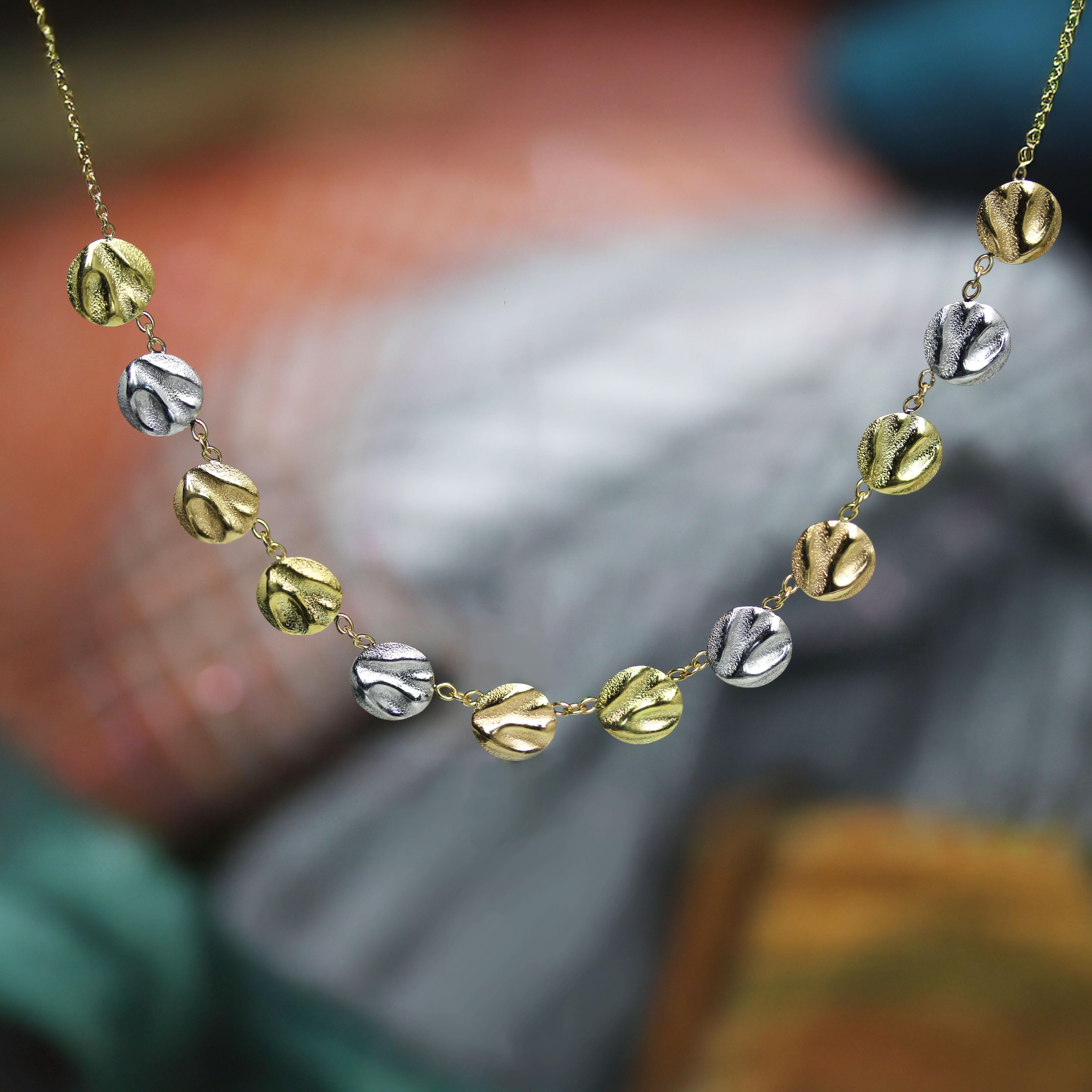 Moderno Collana moderna di pallini in oro giallo, bianco e rosa a 18 carati in vendita