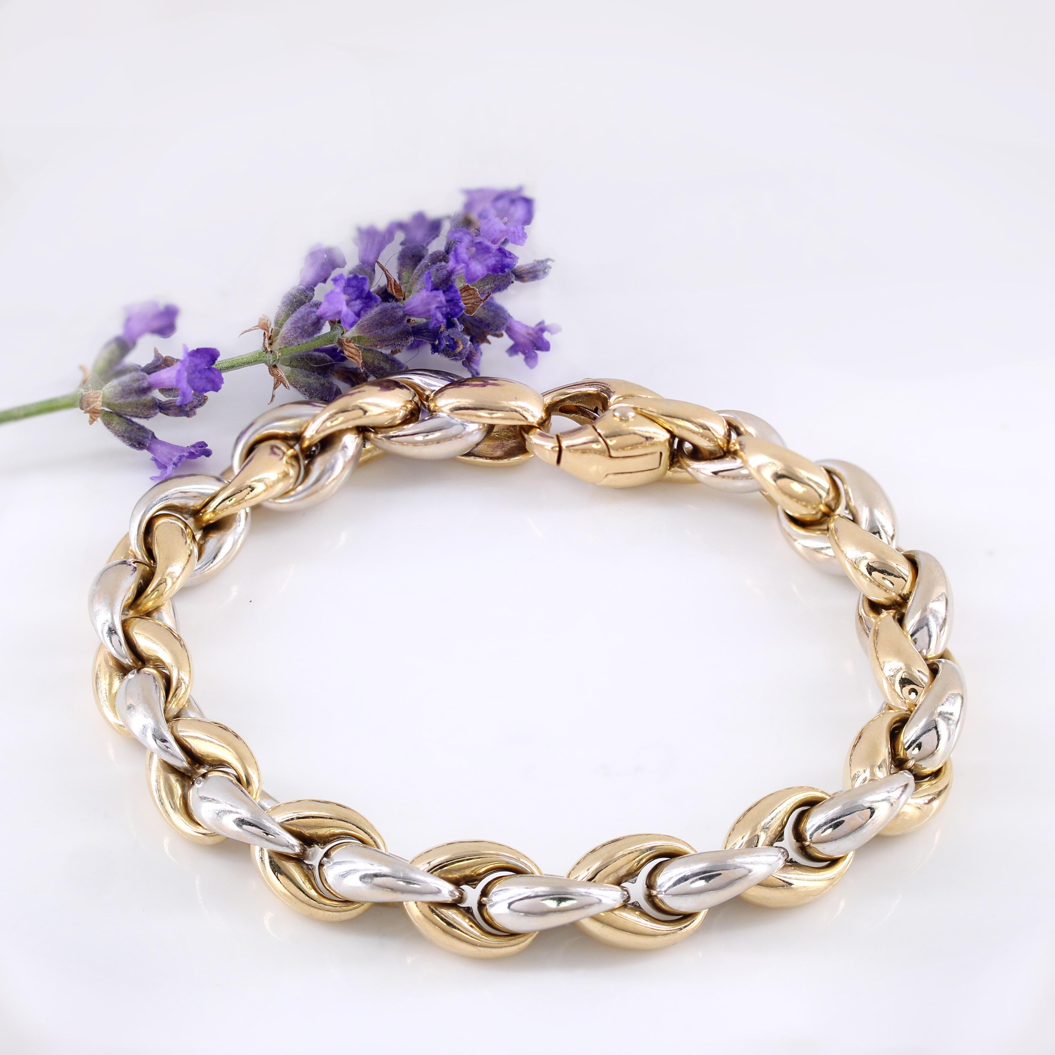 Moderne Bracelet moderne en or jaune blanc 18 carats à chaîne courbée en vente