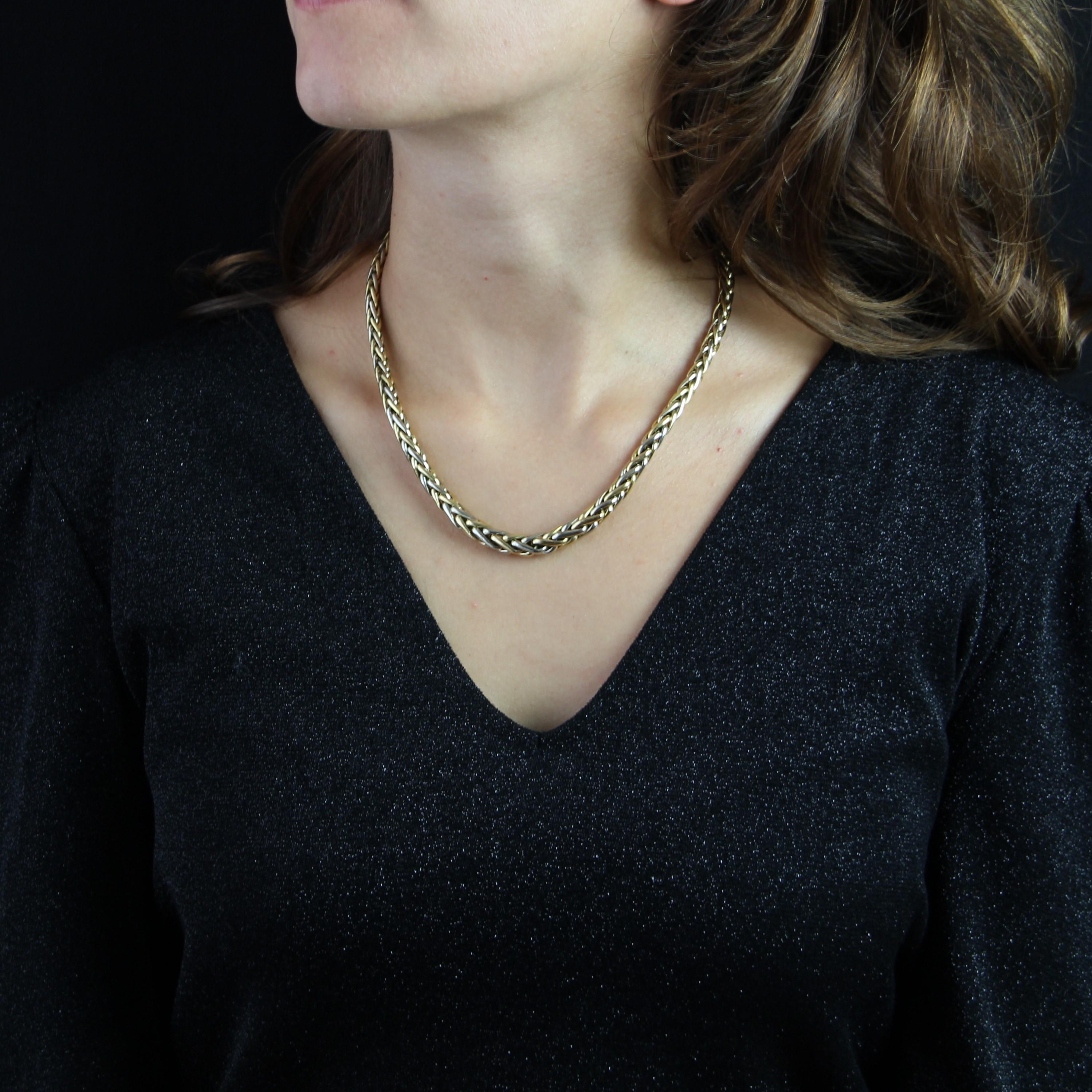 Necklace in 18 karat white and yellow gold, eagle head hallmark.
It consists of a palm tree mesh in fall made with an interlacing of white gold and yellow gold threads. The clasp of this second- hand necklace 2 gold is a lobster clasp.
Length : 46