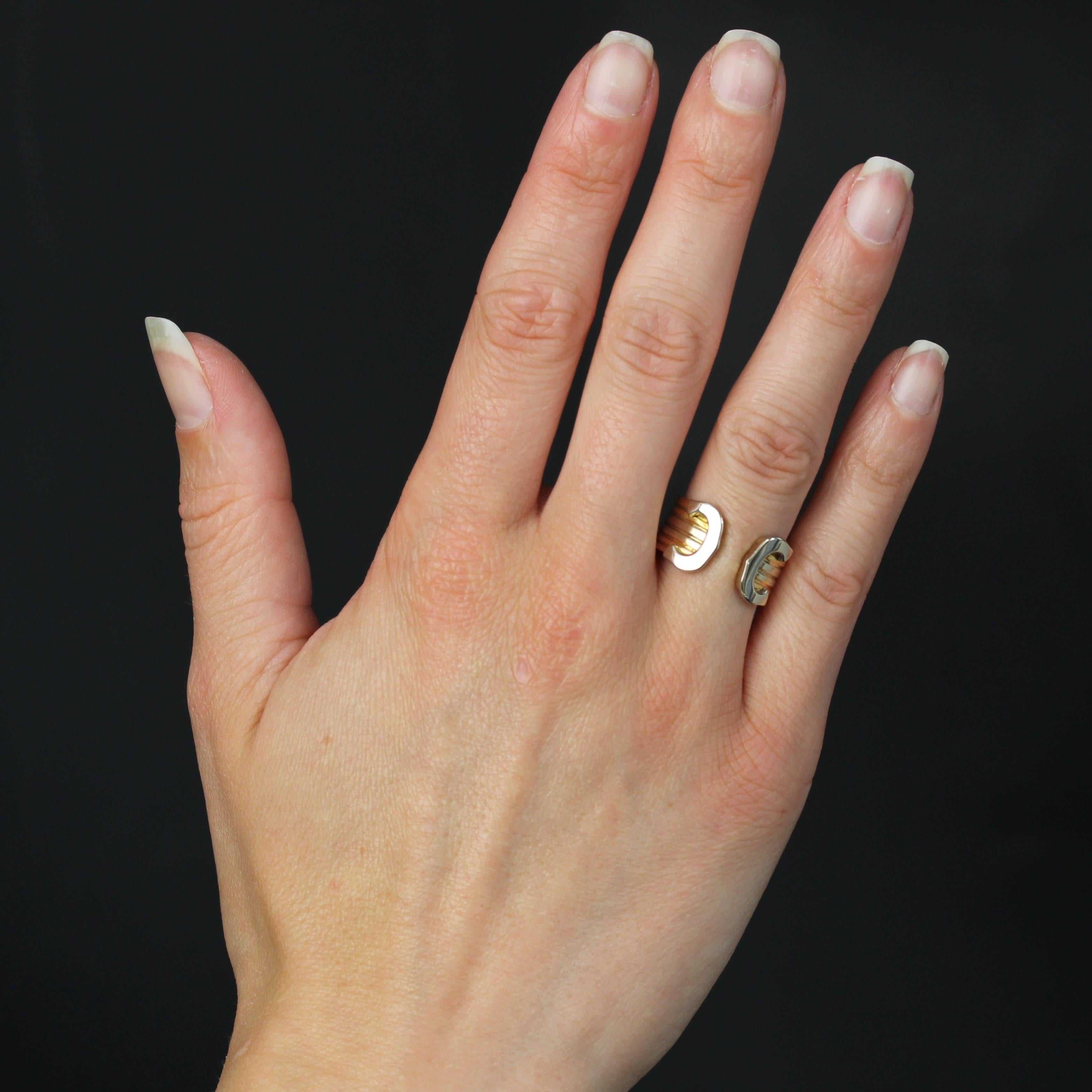 Ring in 18 karats rose, yellow and white gold, eagle head hallmark.
Ring in 3 gold colors, made of 3x2 flat gold wires in 3 gold colors, open at the front. 2 white gold C-shaped motifs mark the ring opening.
Height : 11,2 mm approximately,
