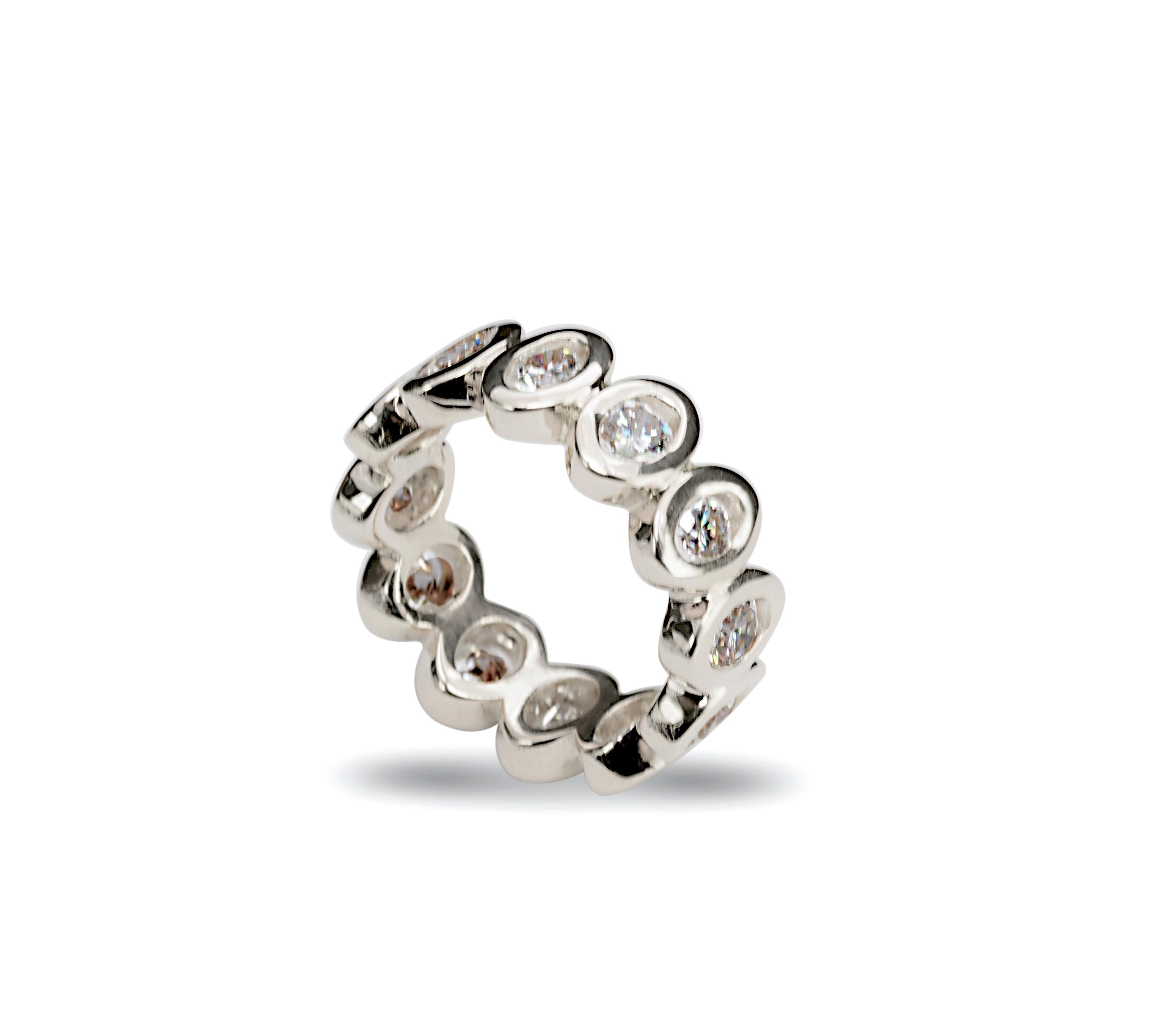 Modern 18K White Gold 2.40 Carat GVVS1 White Diamonds 