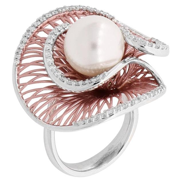Modern 18 Kt White Gold Freshwater Pearl Ring with White Diamonds and Net Design For Sale