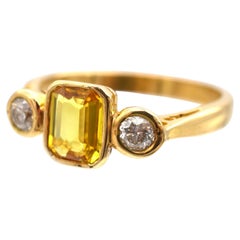 Anillo moderno de oro de 18 quilates con tres piedras: zafiro amarillo y diamantes