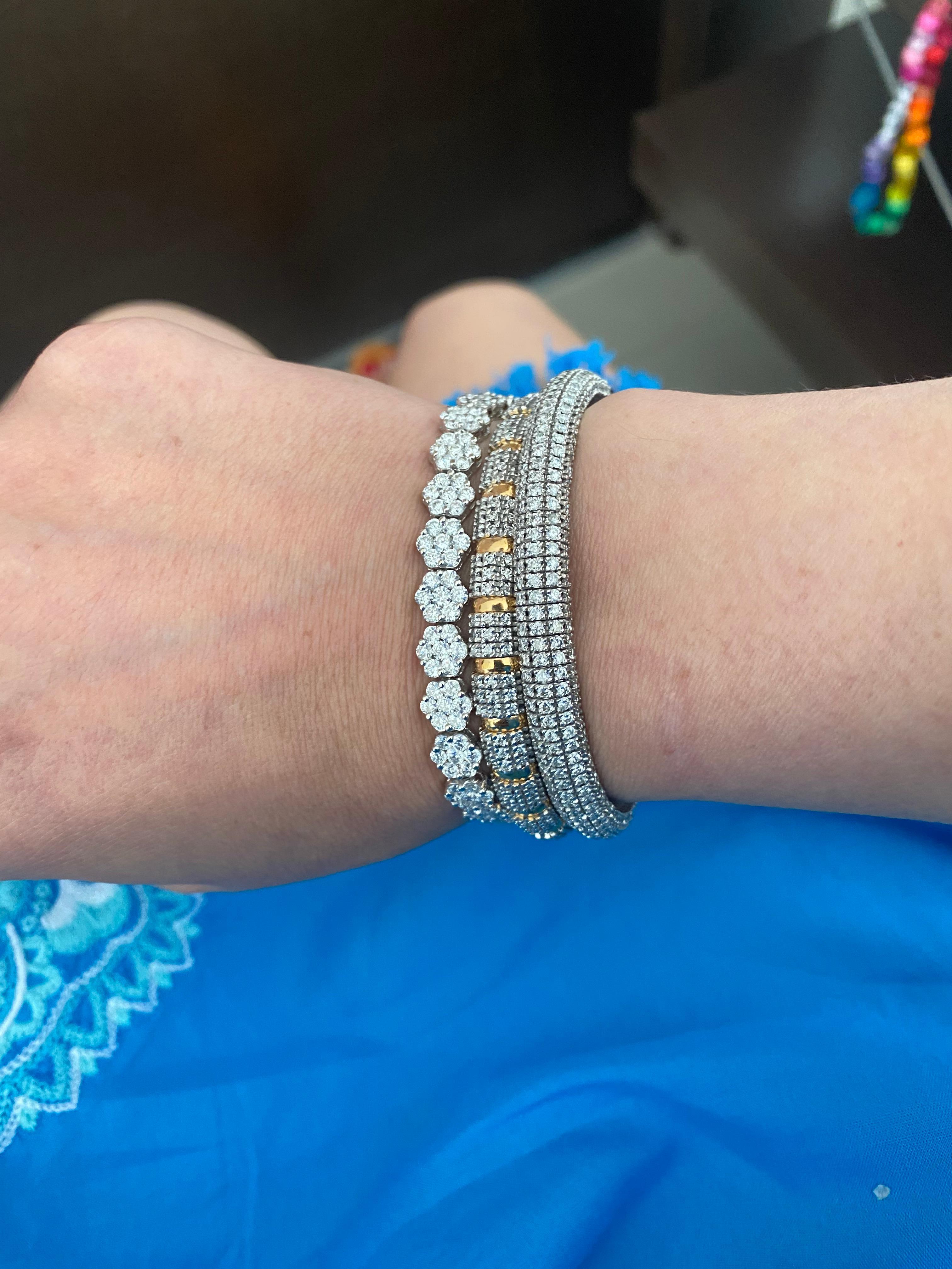 Icono de la elegancia atemporal, este excepcional brazalete de tenis es una de las creaciones más célebres de la Maison. Su diseño perfectamente equilibrado y su exquisita artesanía lo hacen llamativo al instante, mientras que su silueta fluida