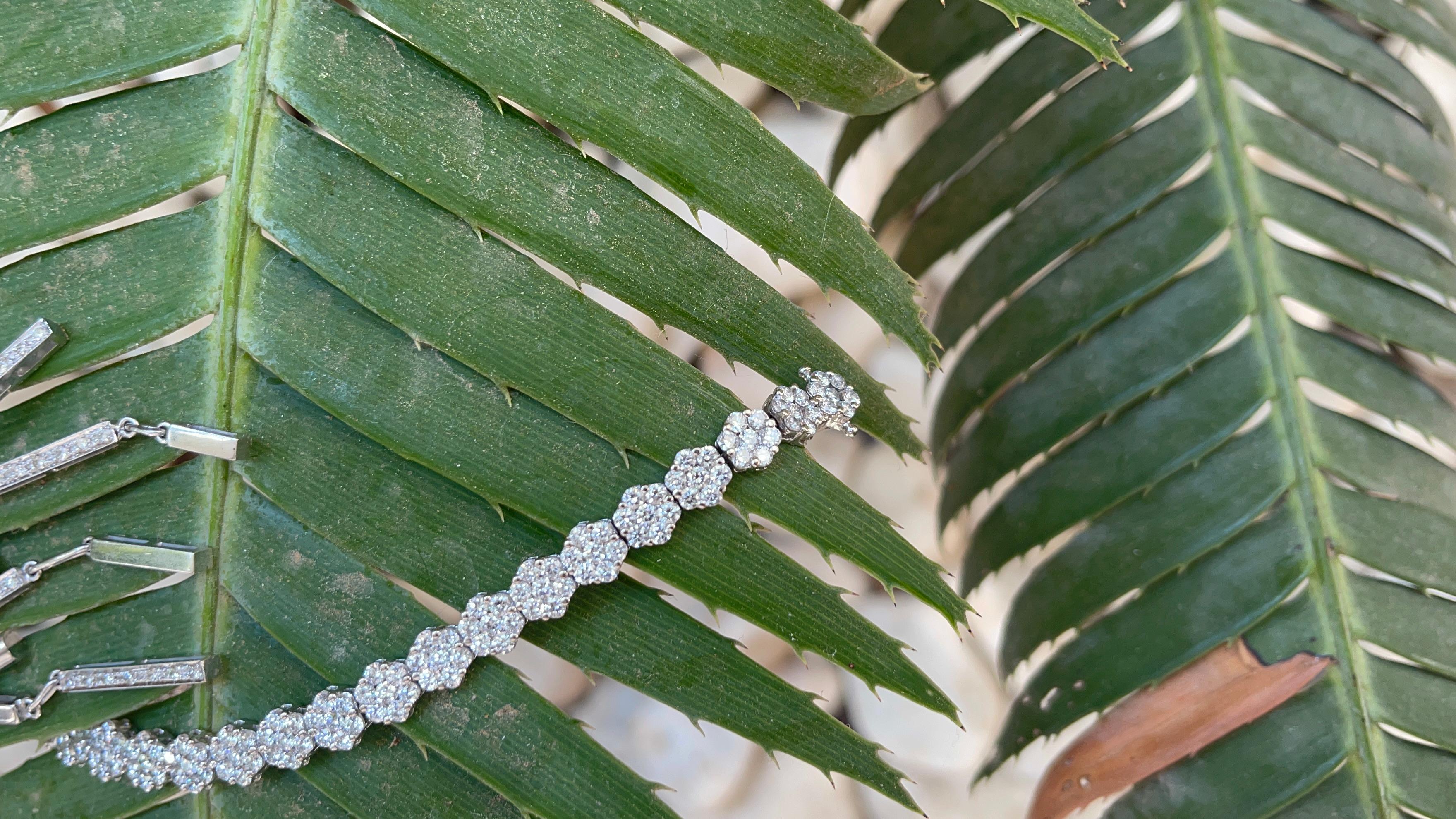 Moderna pulsera tenis de diamantes en oro blanco de 18 ct en Nuevo estado para la venta en London, GB